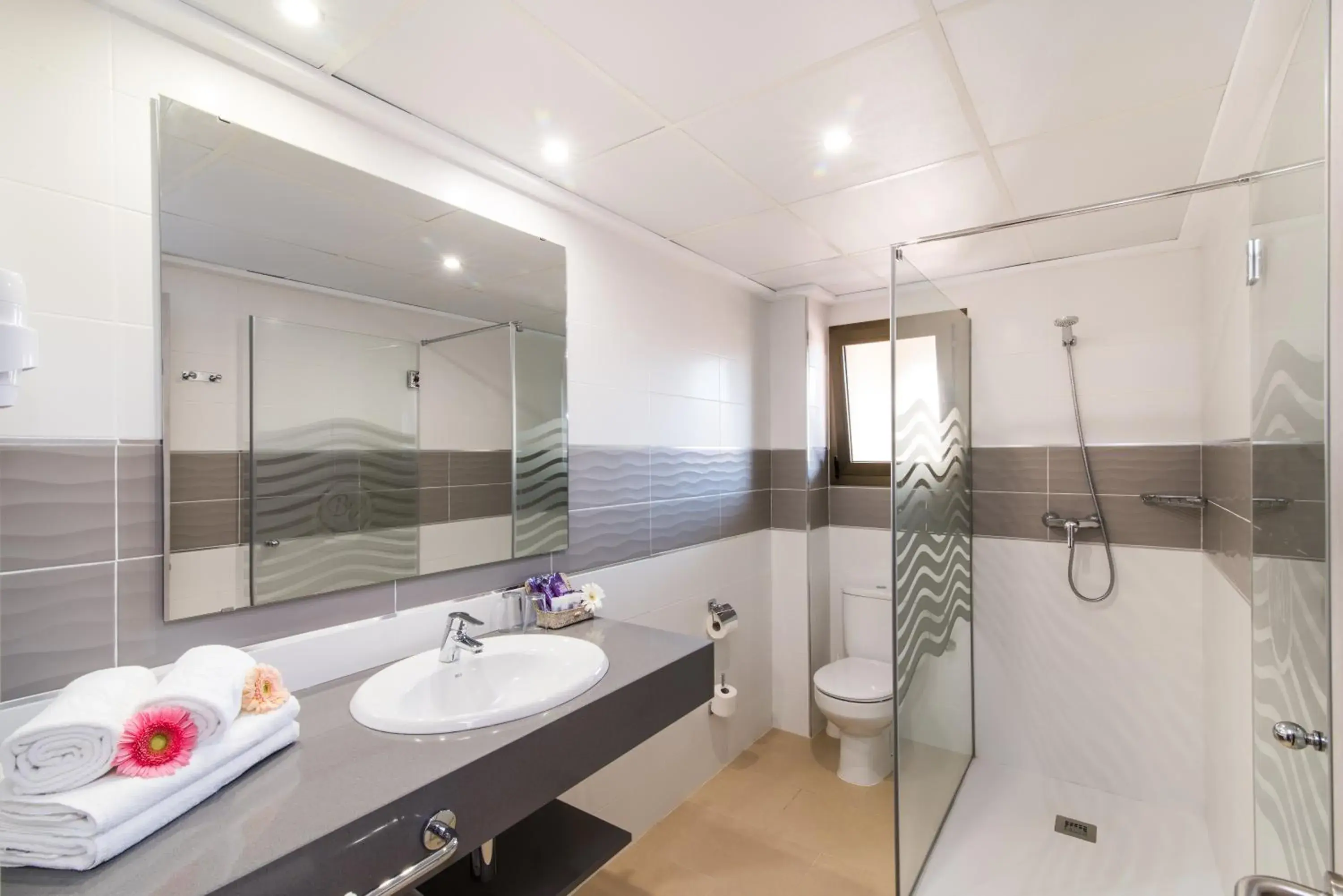 Shower, Bathroom in Hotel Baviera