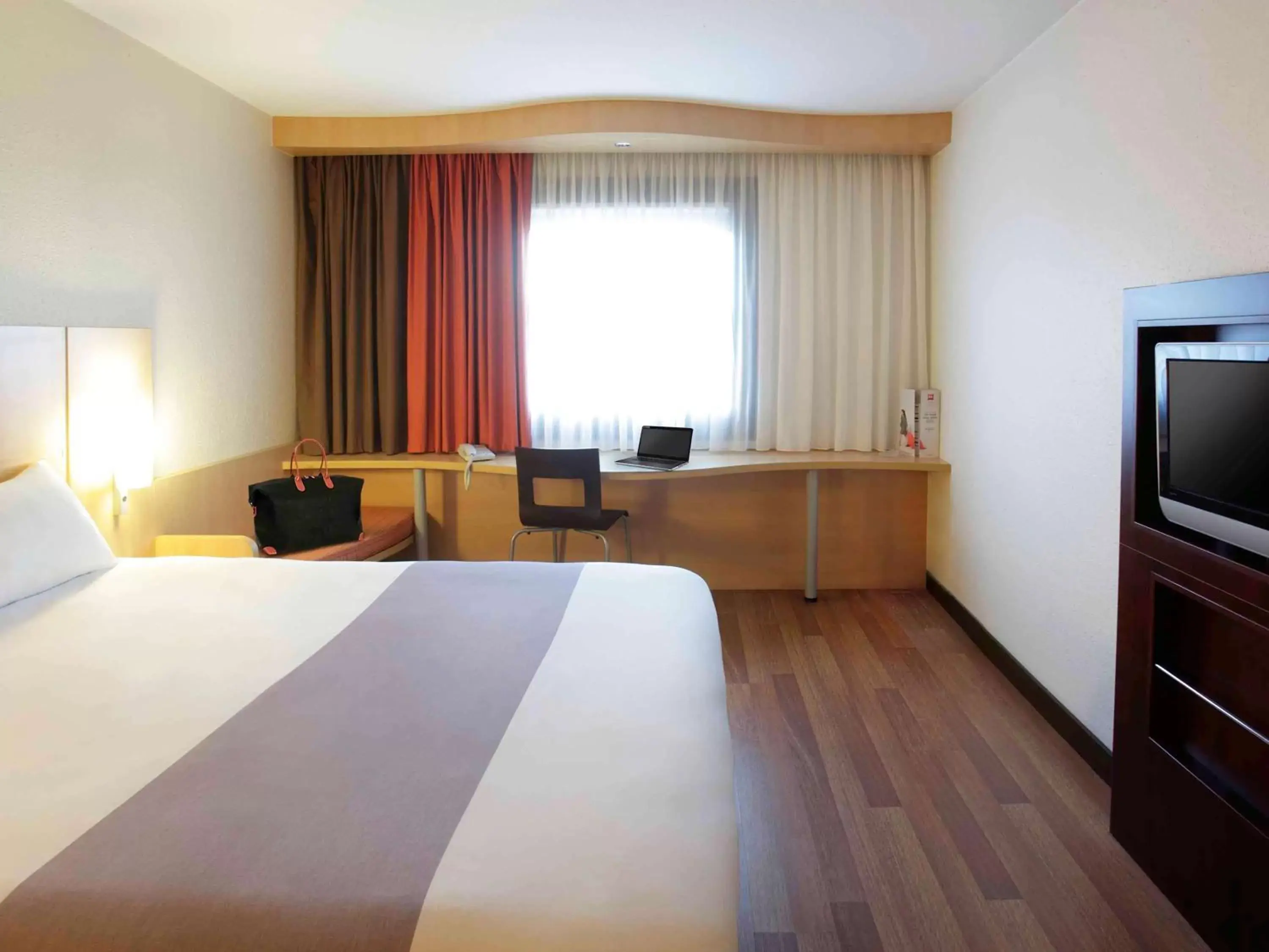 Photo of the whole room, Bed in Ibis Budapest Heroes Square