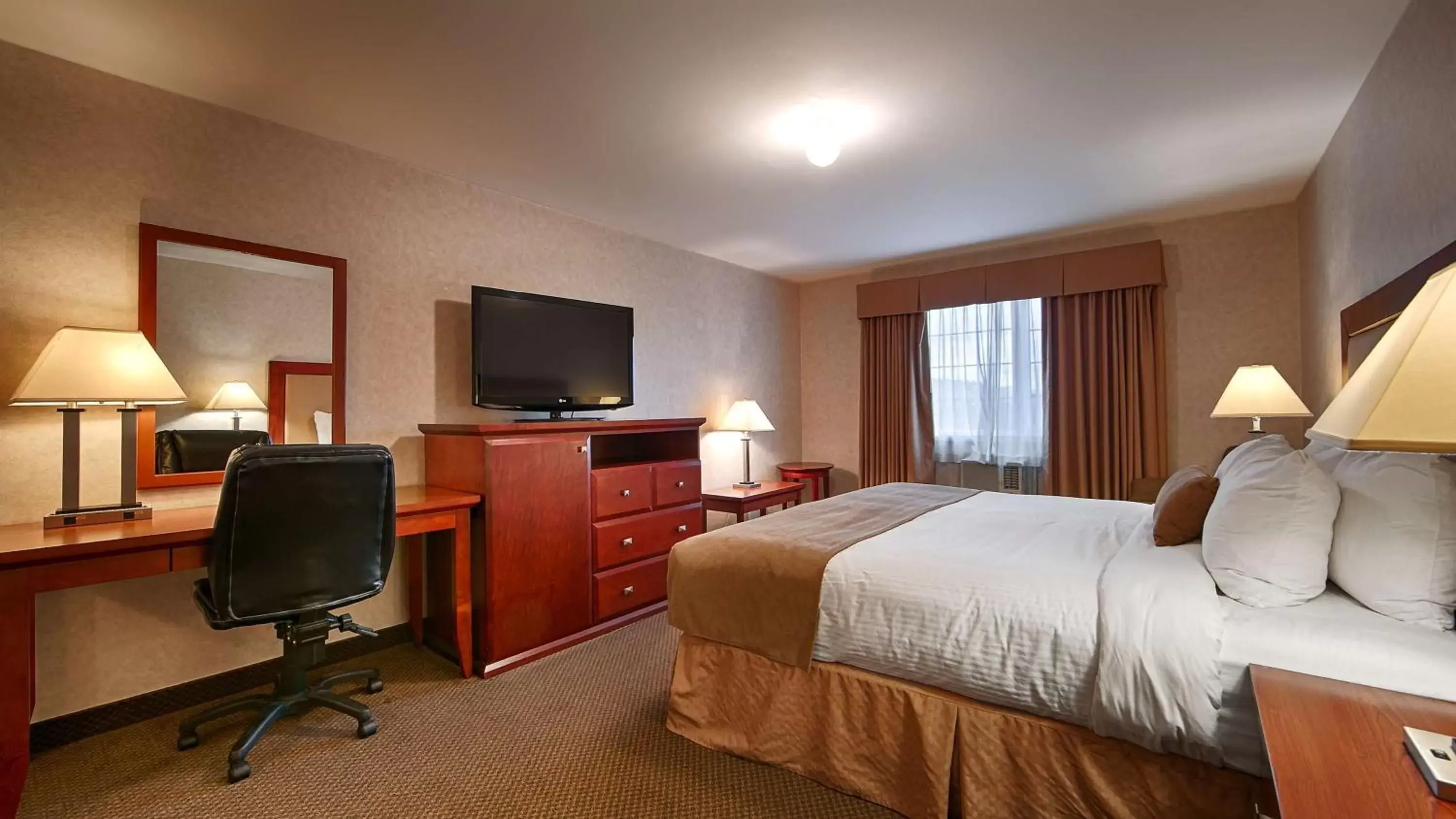 Photo of the whole room, TV/Entertainment Center in Best Western Gold Rush Inn