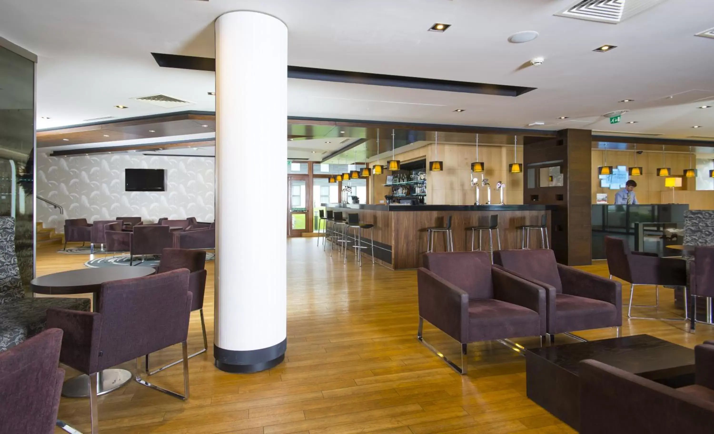 Lounge or bar, Restaurant/Places to Eat in Holiday Inn Express London - Epsom Downs, an IHG Hotel