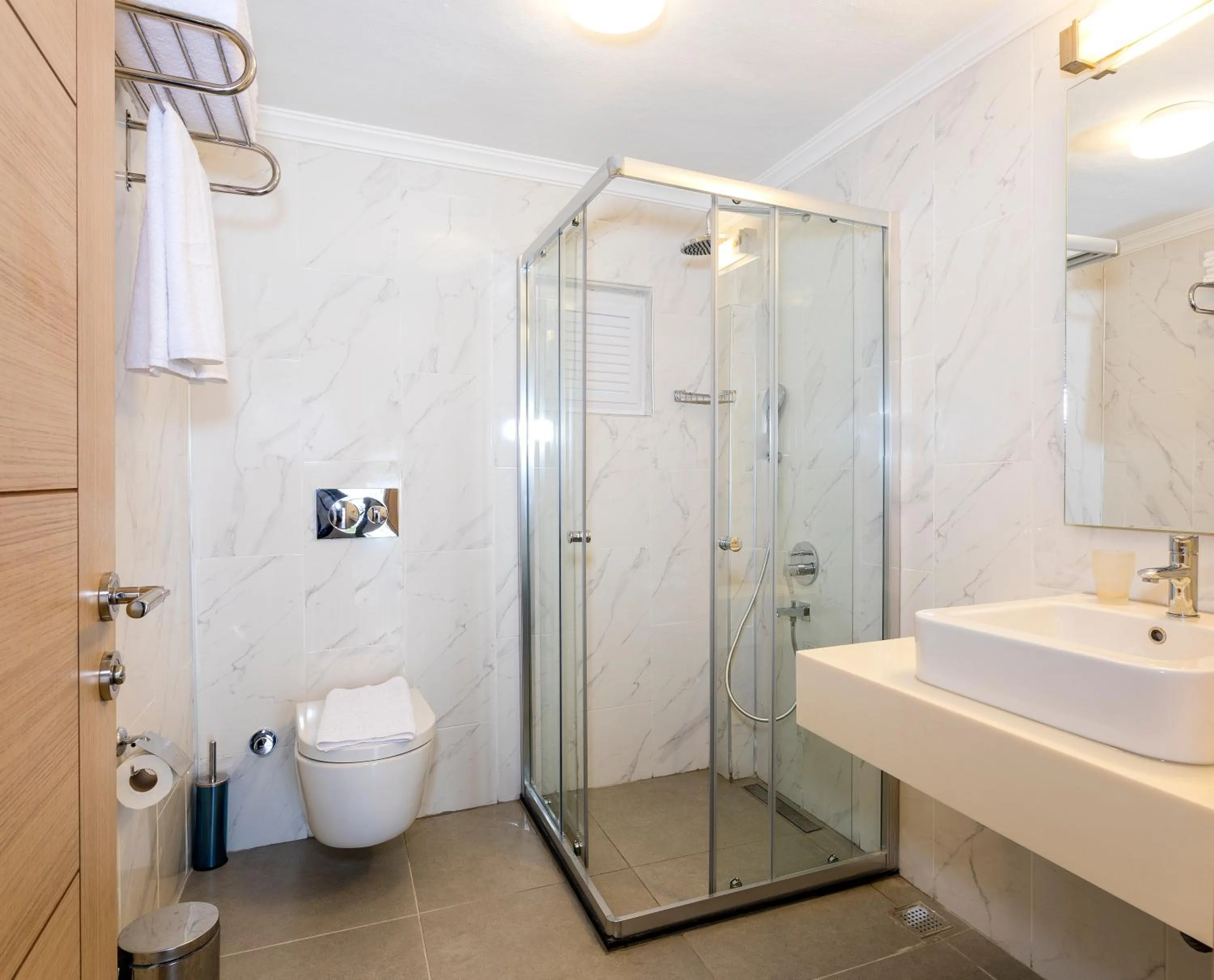 Shower in Moonshine Hotel & Suites