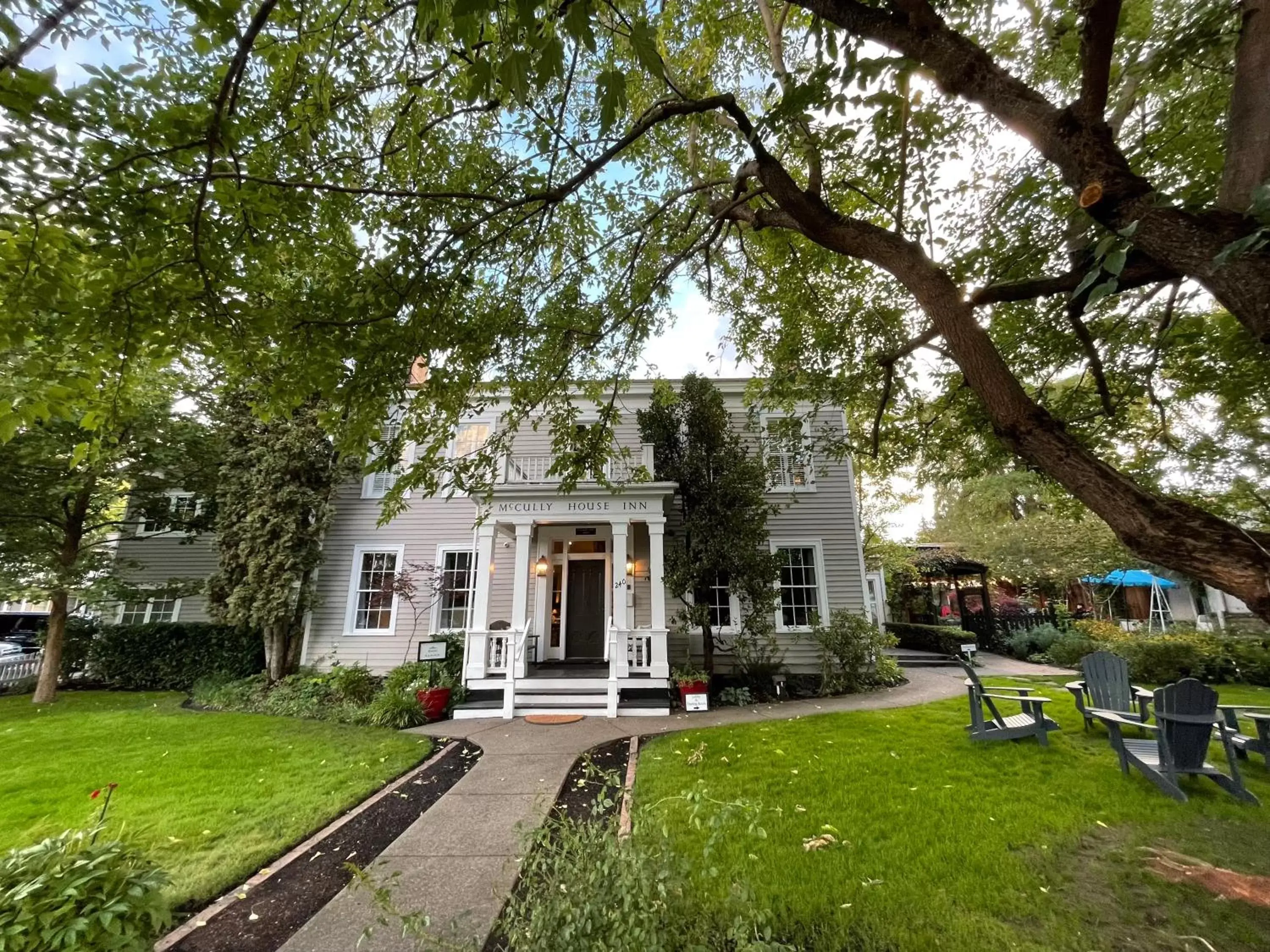 Facade/entrance, Garden in McCully House Inn