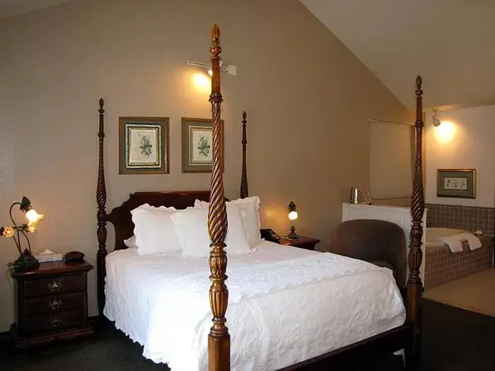 Deluxe Queen Room with Courtyard View in Wharf Master's Inn