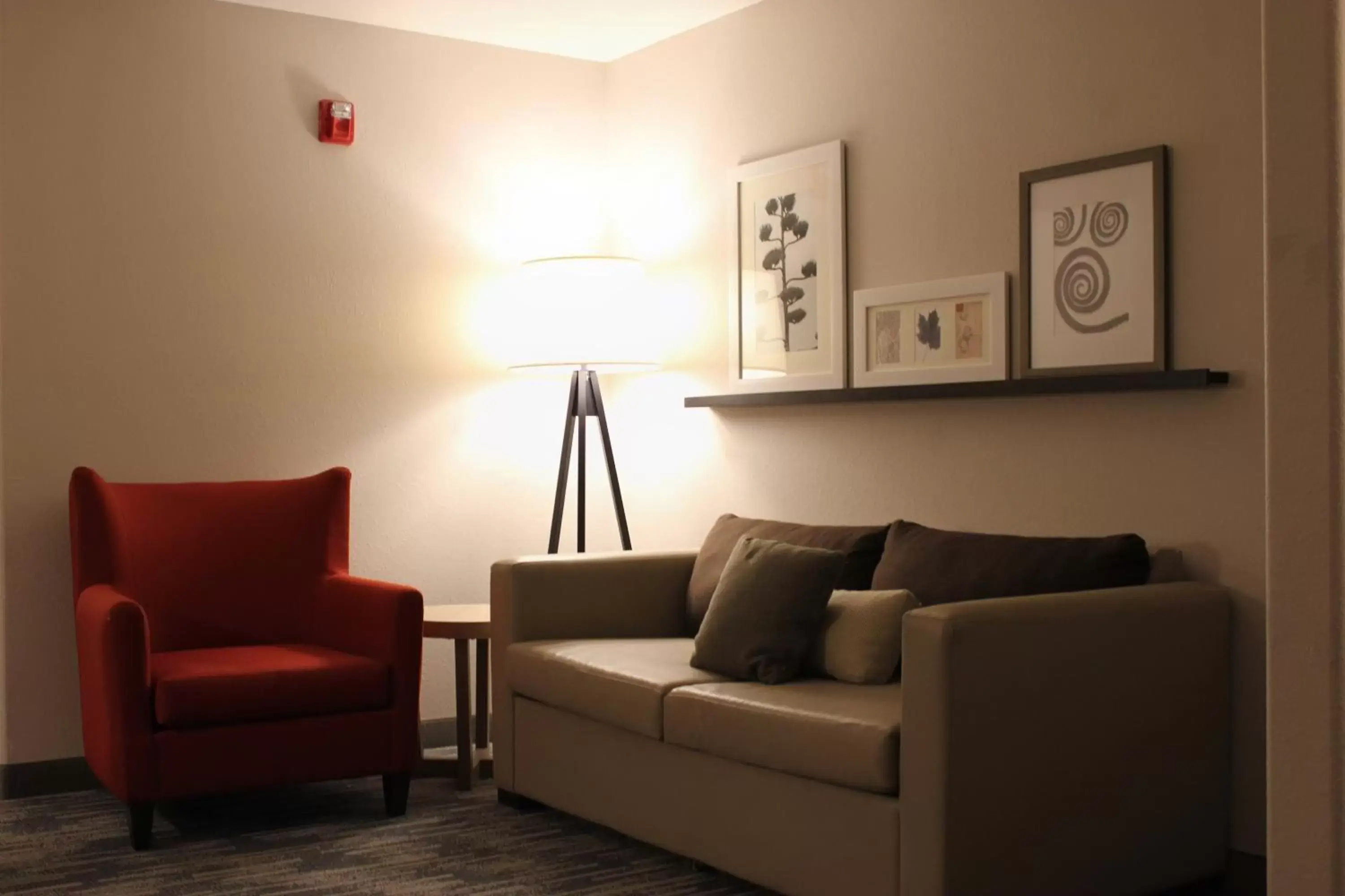 Seating Area in Country Inn & Suites by Radisson, Marion, IL