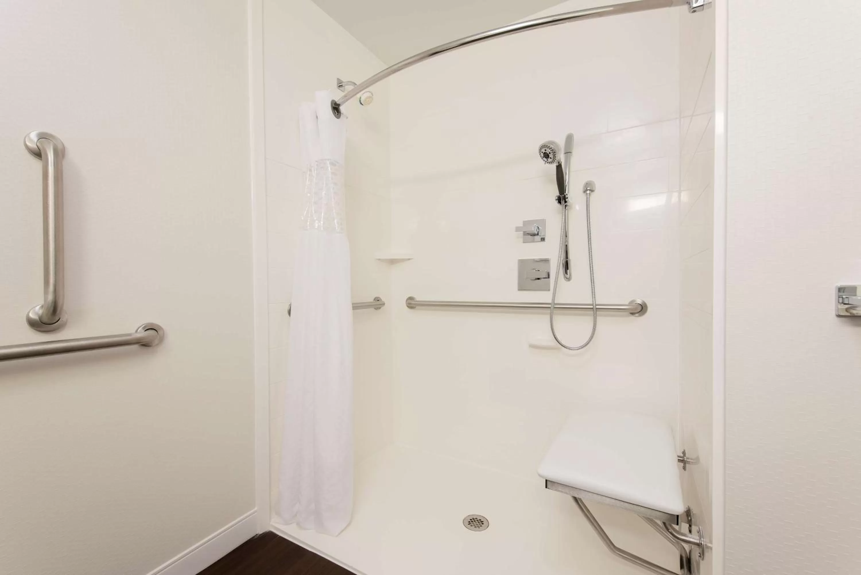 Bathroom in Hampton Inn Seymour