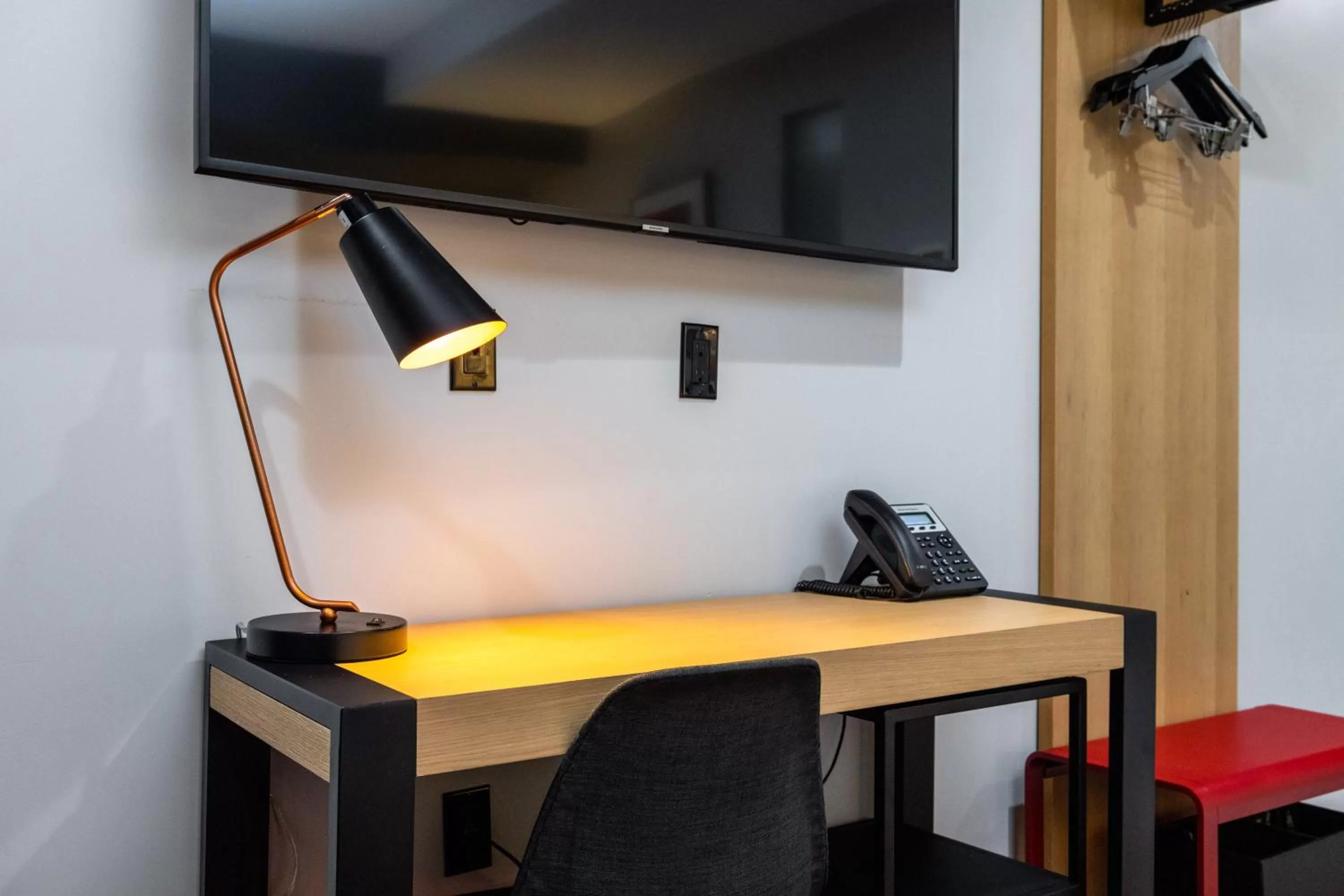 Guests in Infinity Hotel San Francisco, Tapestry Collection by Hilton