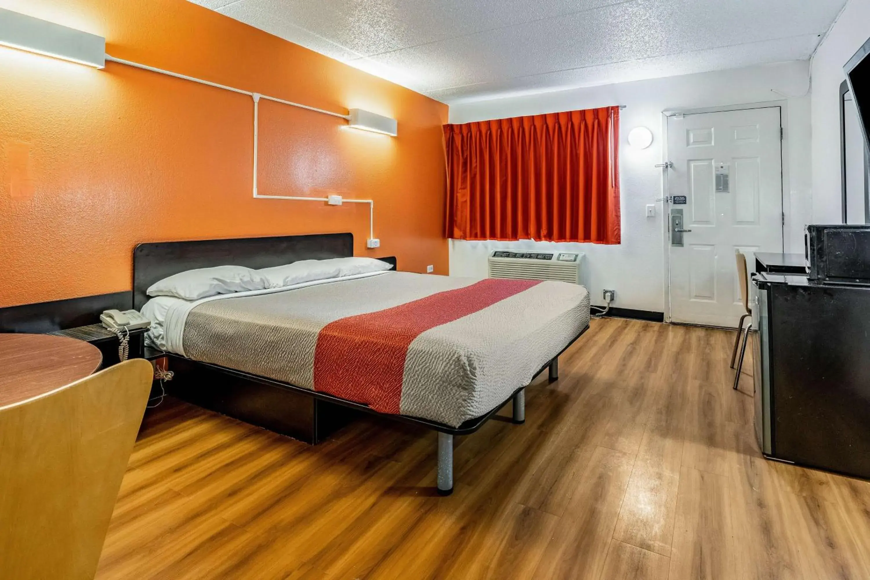 Photo of the whole room, Bed in Motel 6-Joliet, IL - I-80