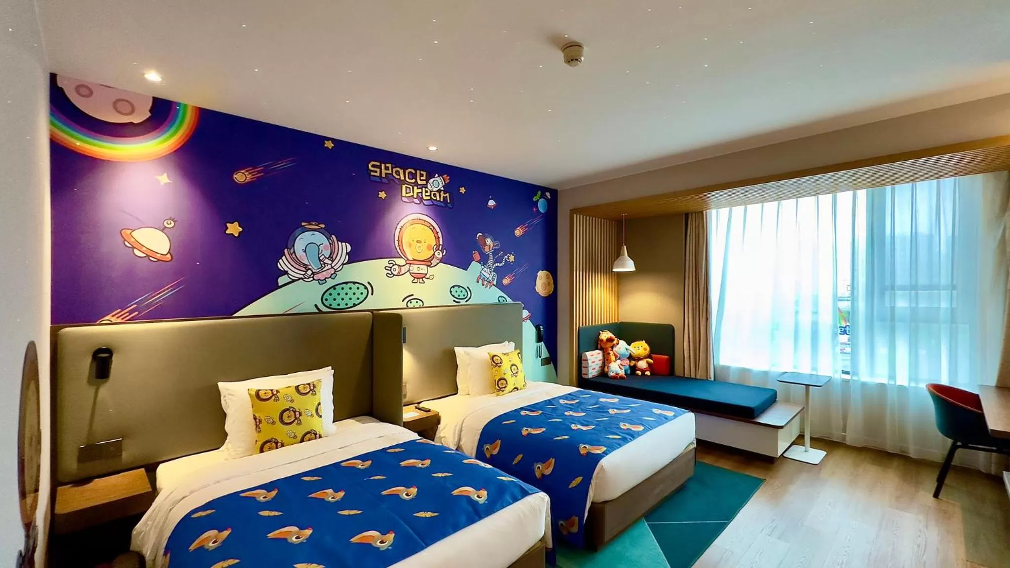 Photo of the whole room, Bed in Holiday Inn Express Shanghai Kangqiao by IHG