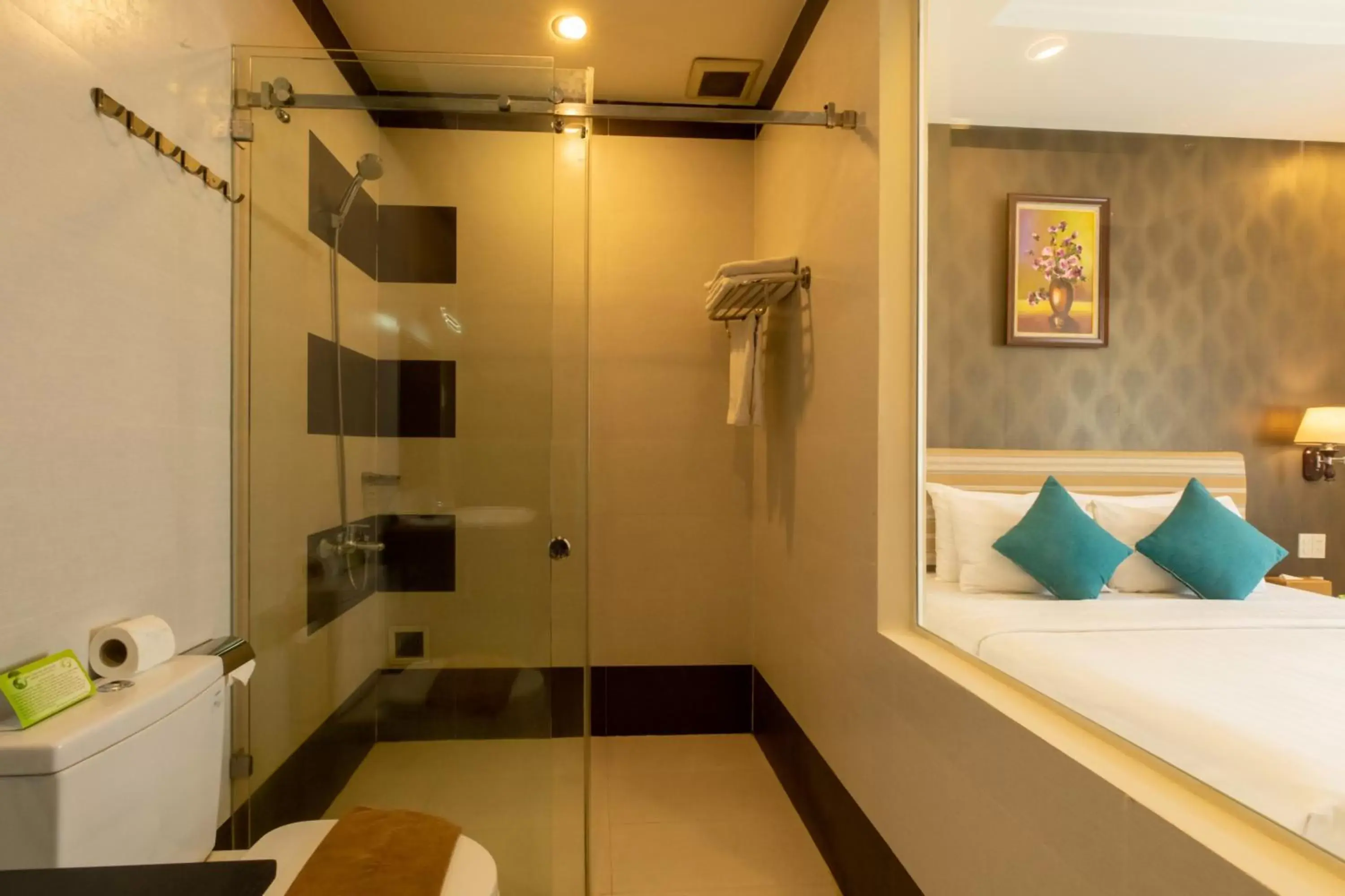 Shower, Bathroom in Airport Saigon Hotel - Gần ẩm thực đêm chợ Phạm Văn Hai