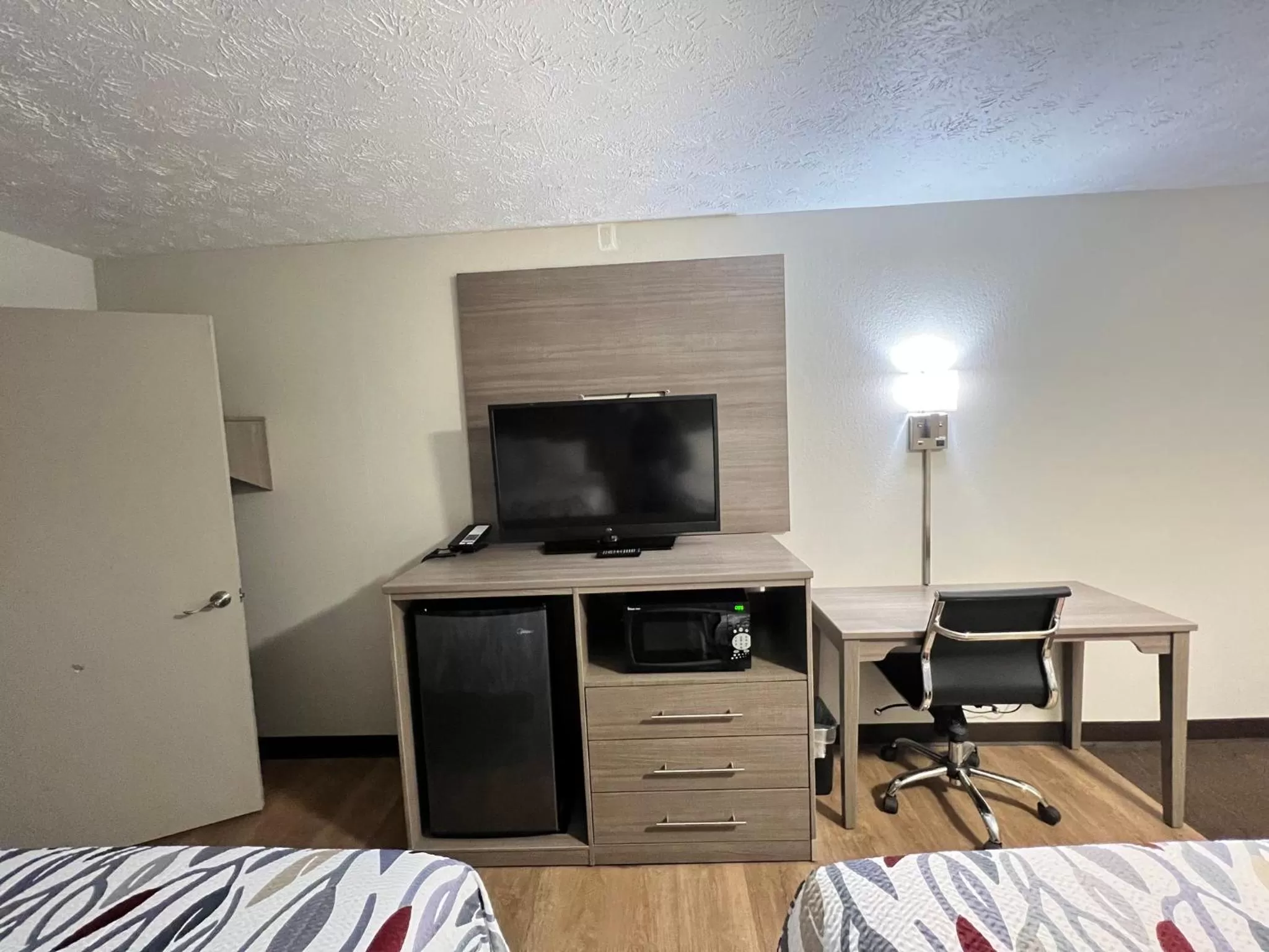 Photo of the whole room, Bed in Red Roof Inn Georgetown, KY