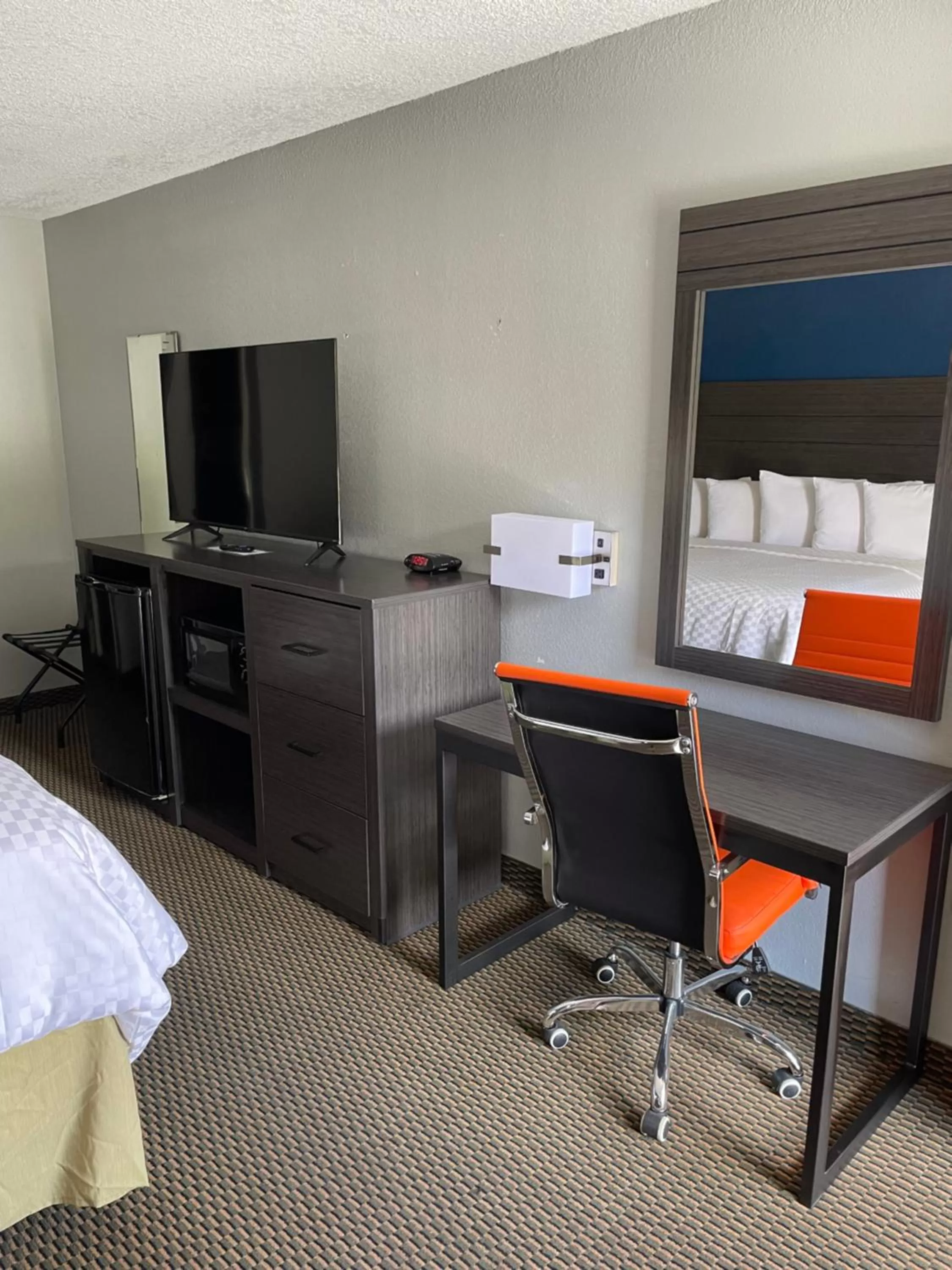 Clairmont Inn & Suites - Warren