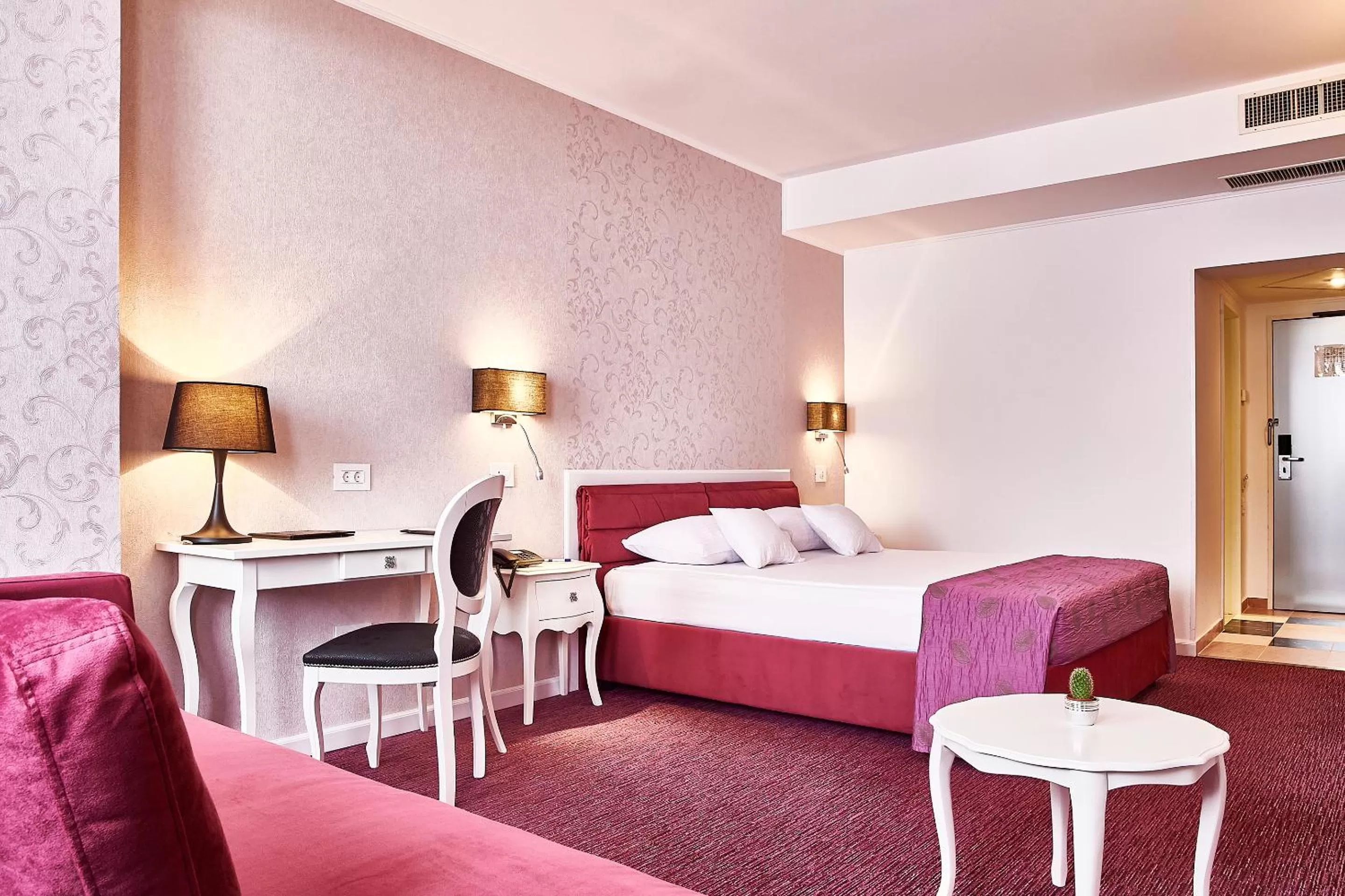 Photo of the whole room, Bed in Continental Forum Arad