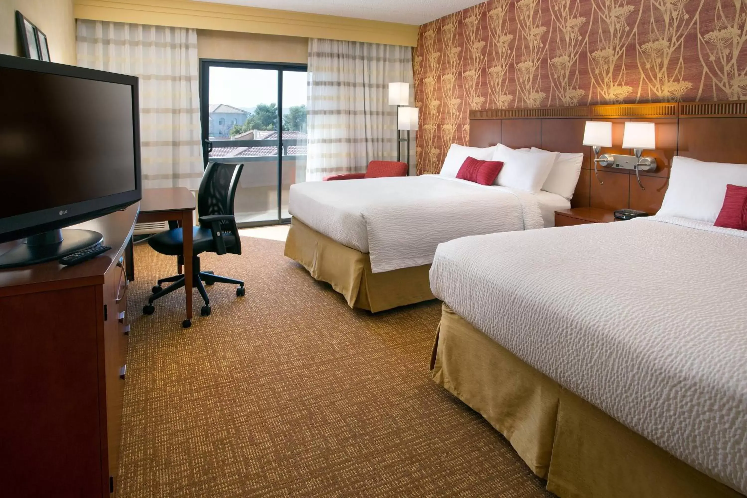 Photo of the whole room, Bed in Courtyard by Marriott Phoenix Airport