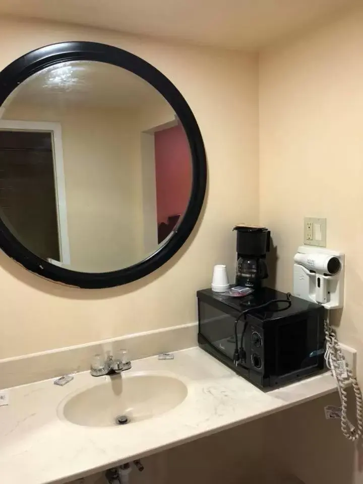 Bathroom in Scottish Inn and Suites Perry
