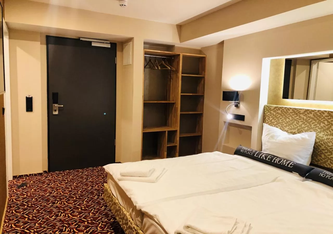 Photo of the whole room, Bed in Elbgalerie Hotel