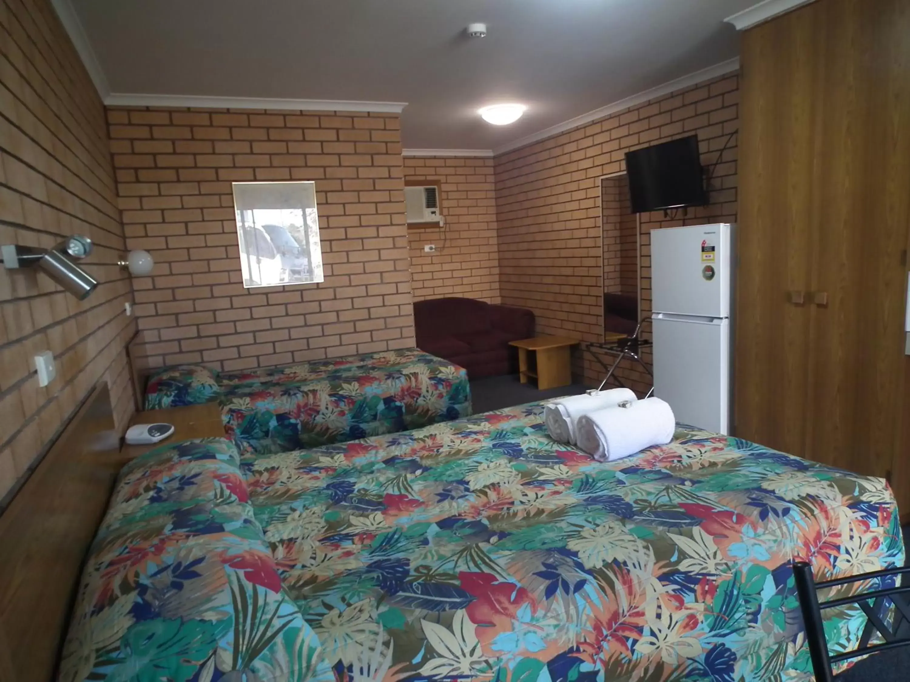 Photo of the whole room, Bed in Bega Southtown Motor Inn