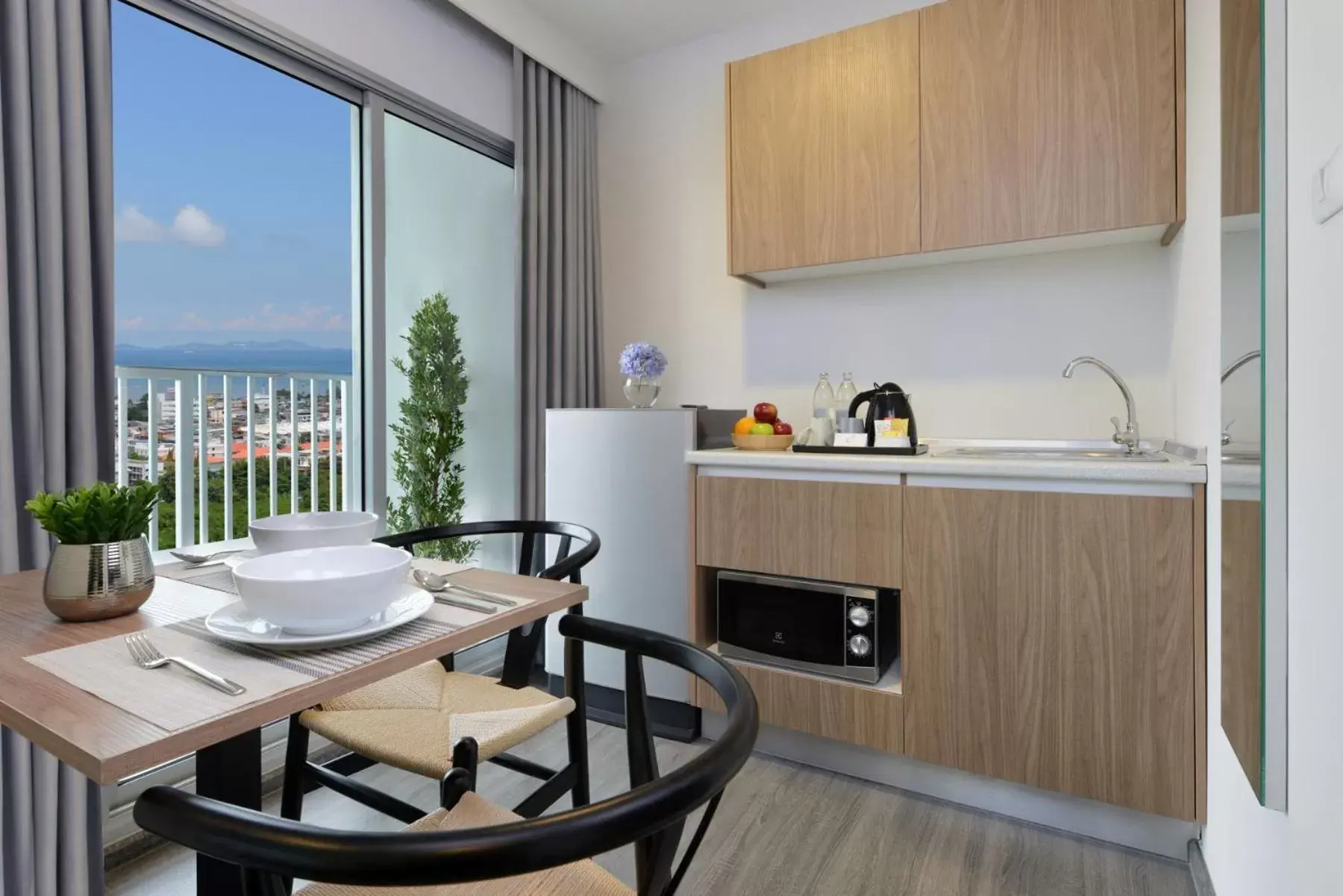 Coffee/tea facilities, Kitchen/Kitchenette in Centre Point Prime Hotel Pattaya