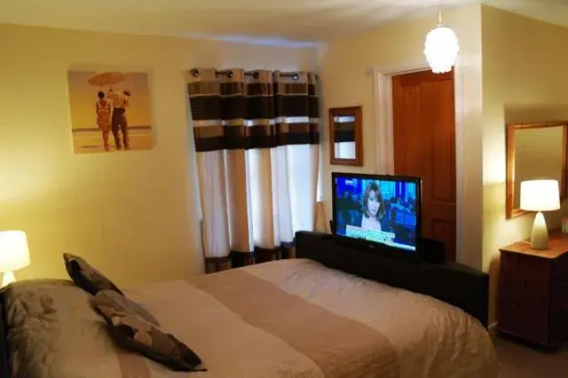 Photo of the whole room, Bed in Bay Tree House