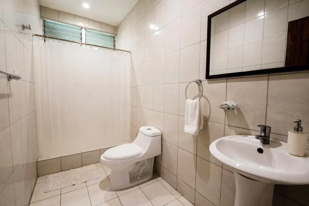 Shower, Bathroom in Hotel Diriá Santa Cruz