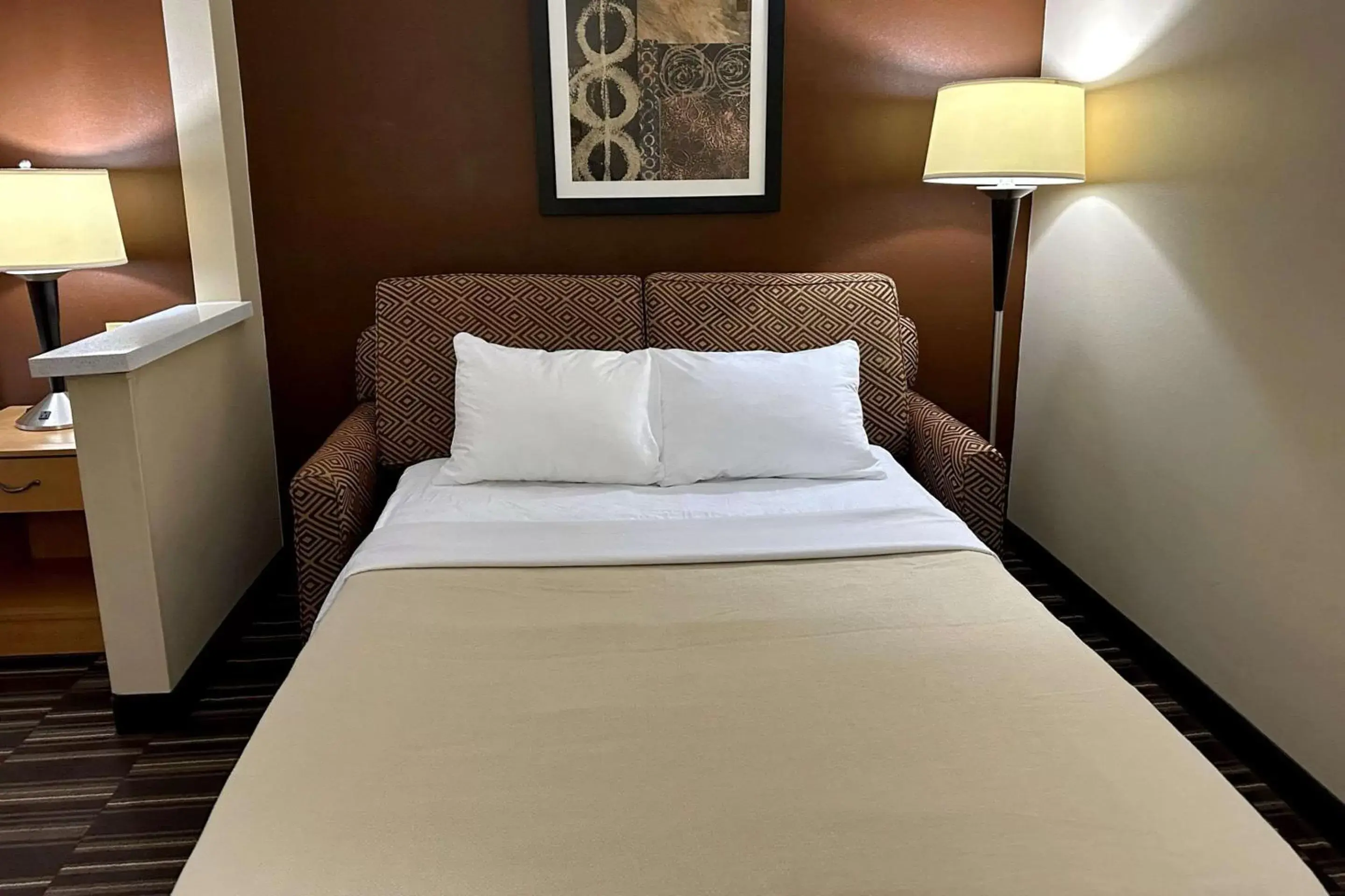 Bedroom, Bed in Quality Suites Near West Acres