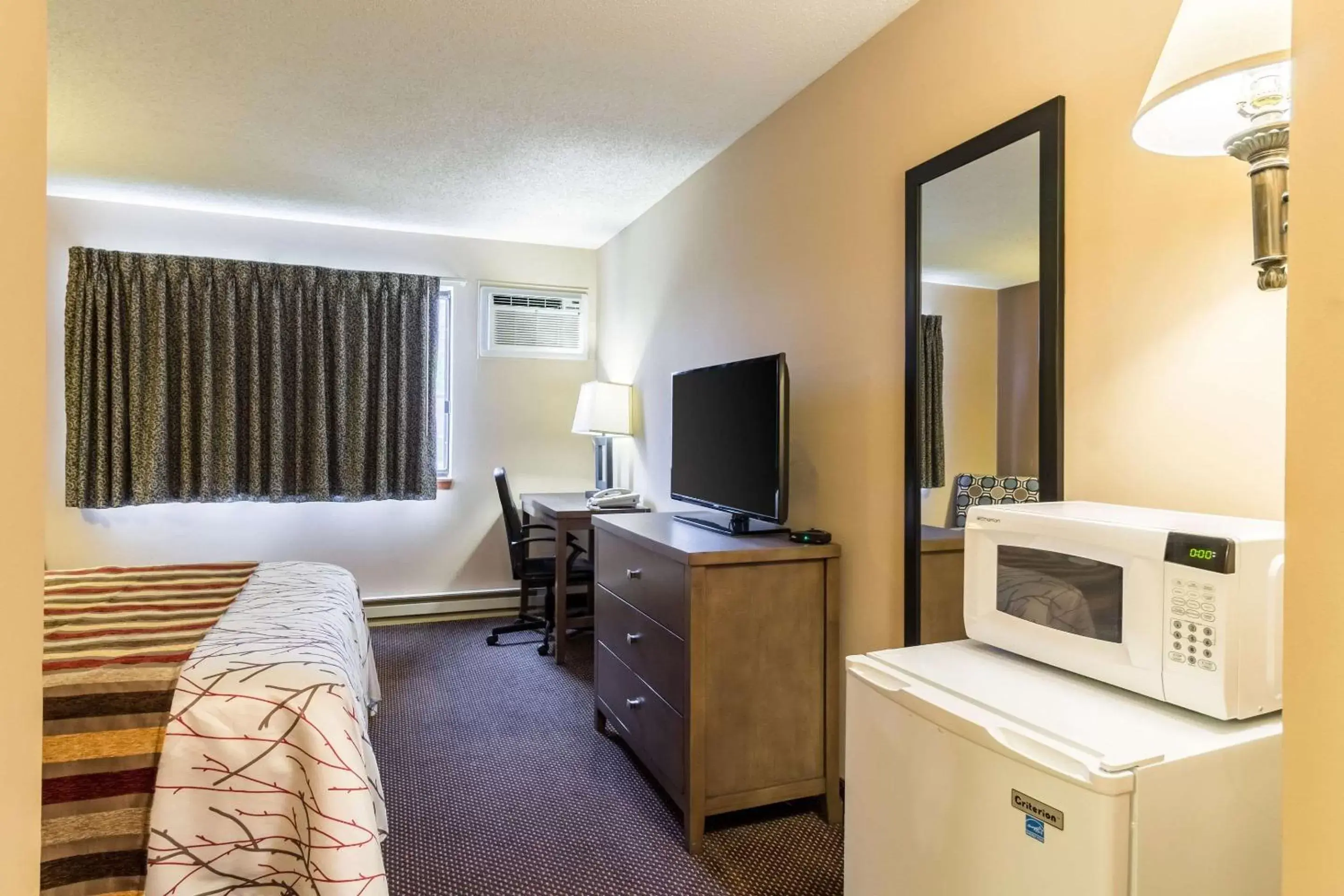 Photo of the whole room, TV/Entertainment Center in Rodeway Inn Red Wing