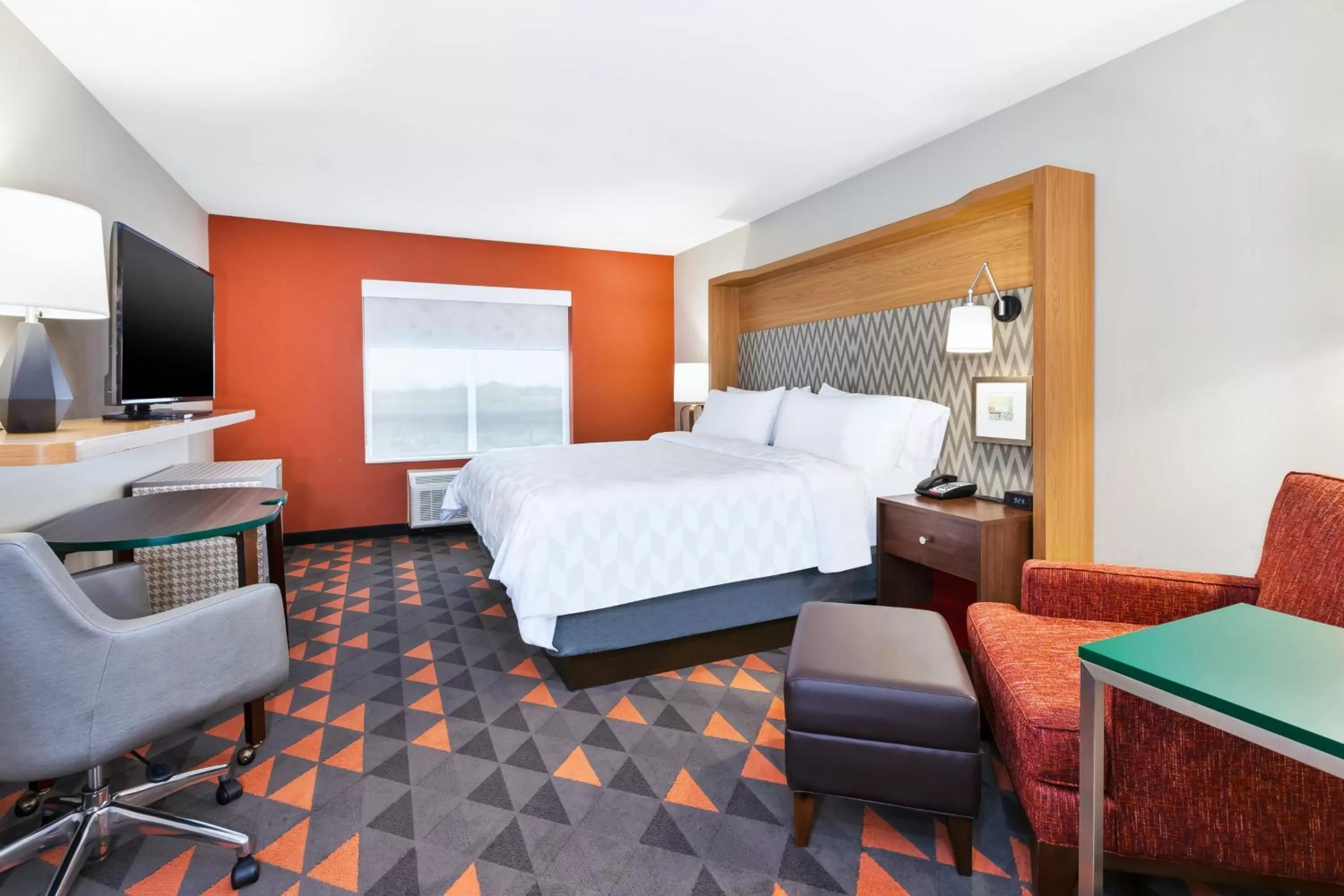 Photo of the whole room, Bed in Holiday Inn & Suites - Toledo Southwest - Perrysburg by IHG