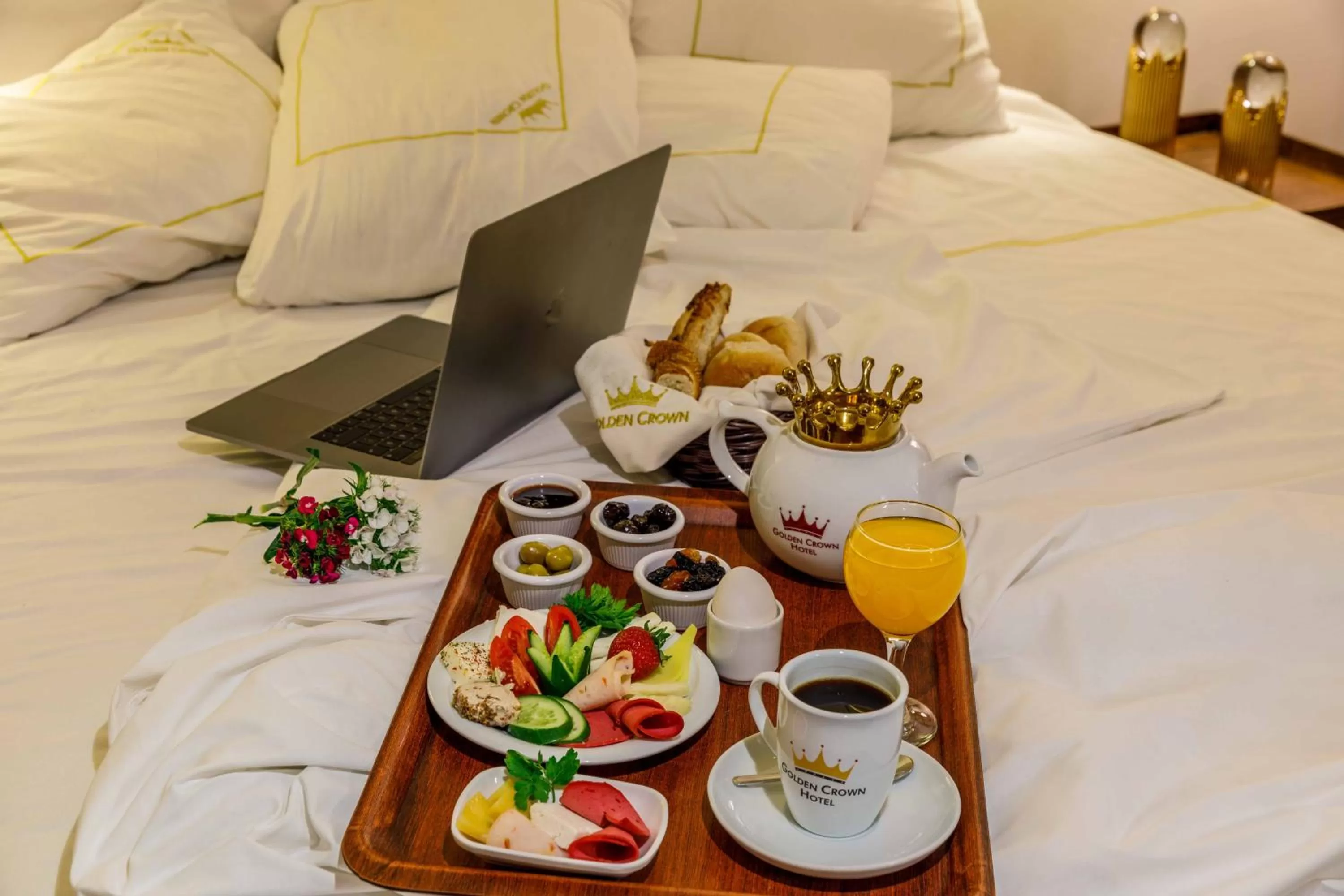 Breakfast, Bed in Golden Crown Hotel
