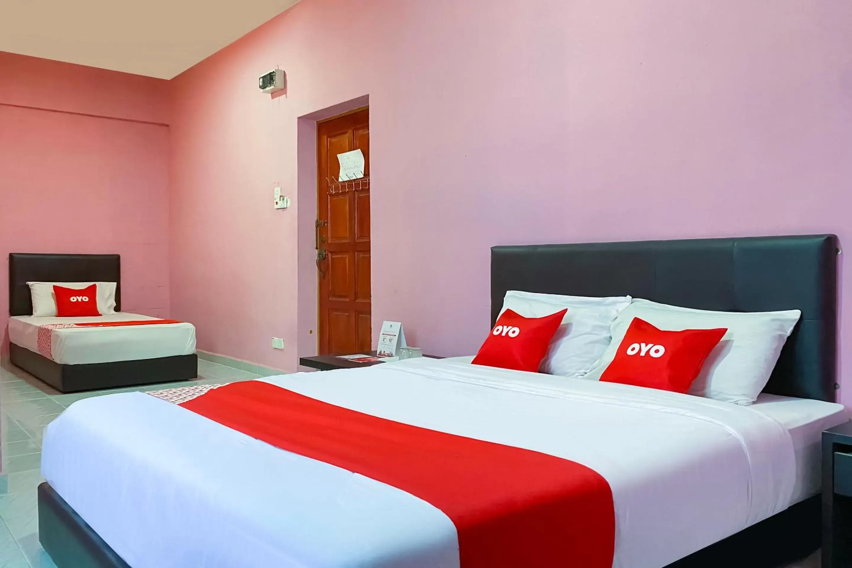 Bedroom in Super OYO 90039 Coop Hotel Kangar