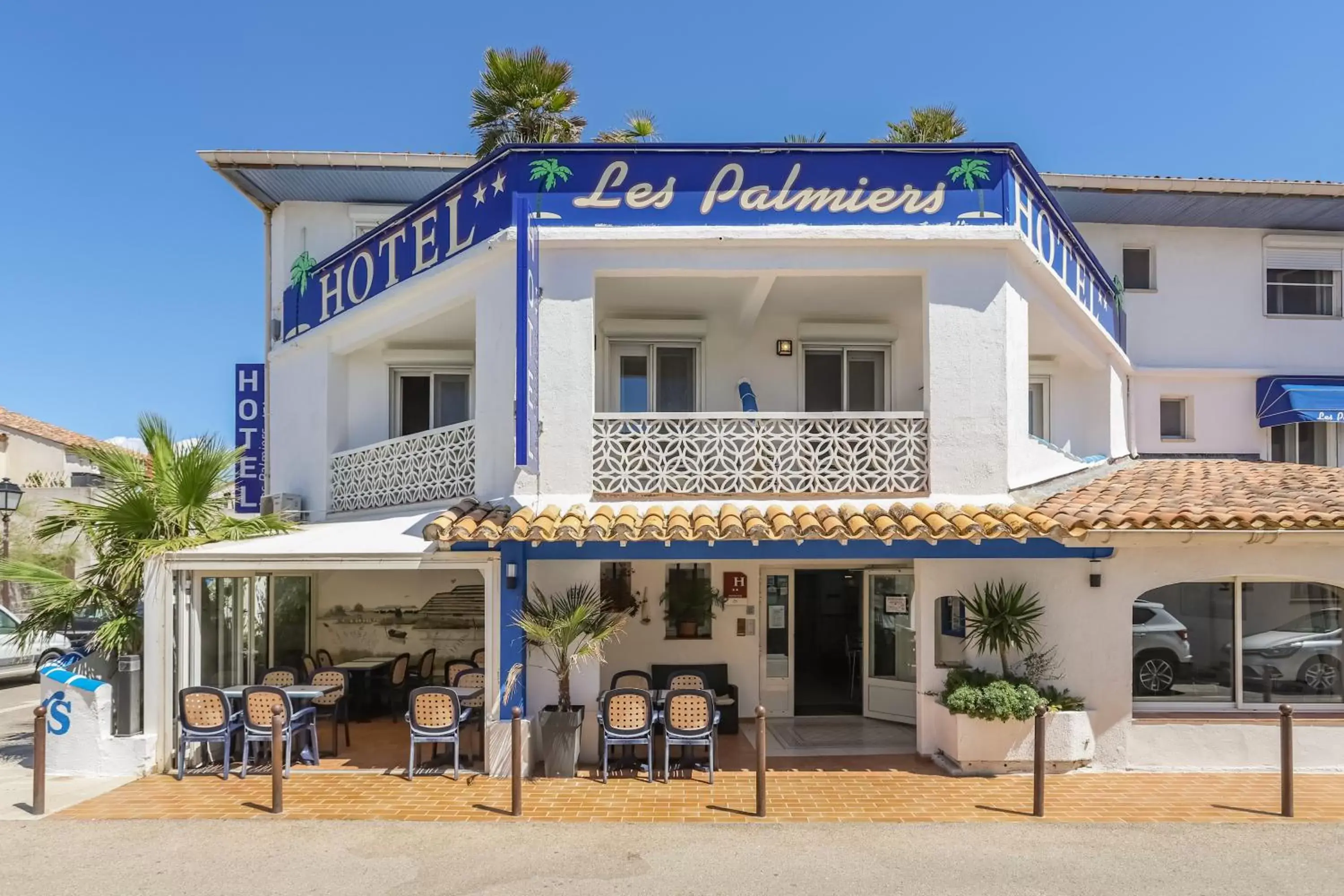 Facade/entrance, Property Building in Hotel Les Palmiers En Camargue