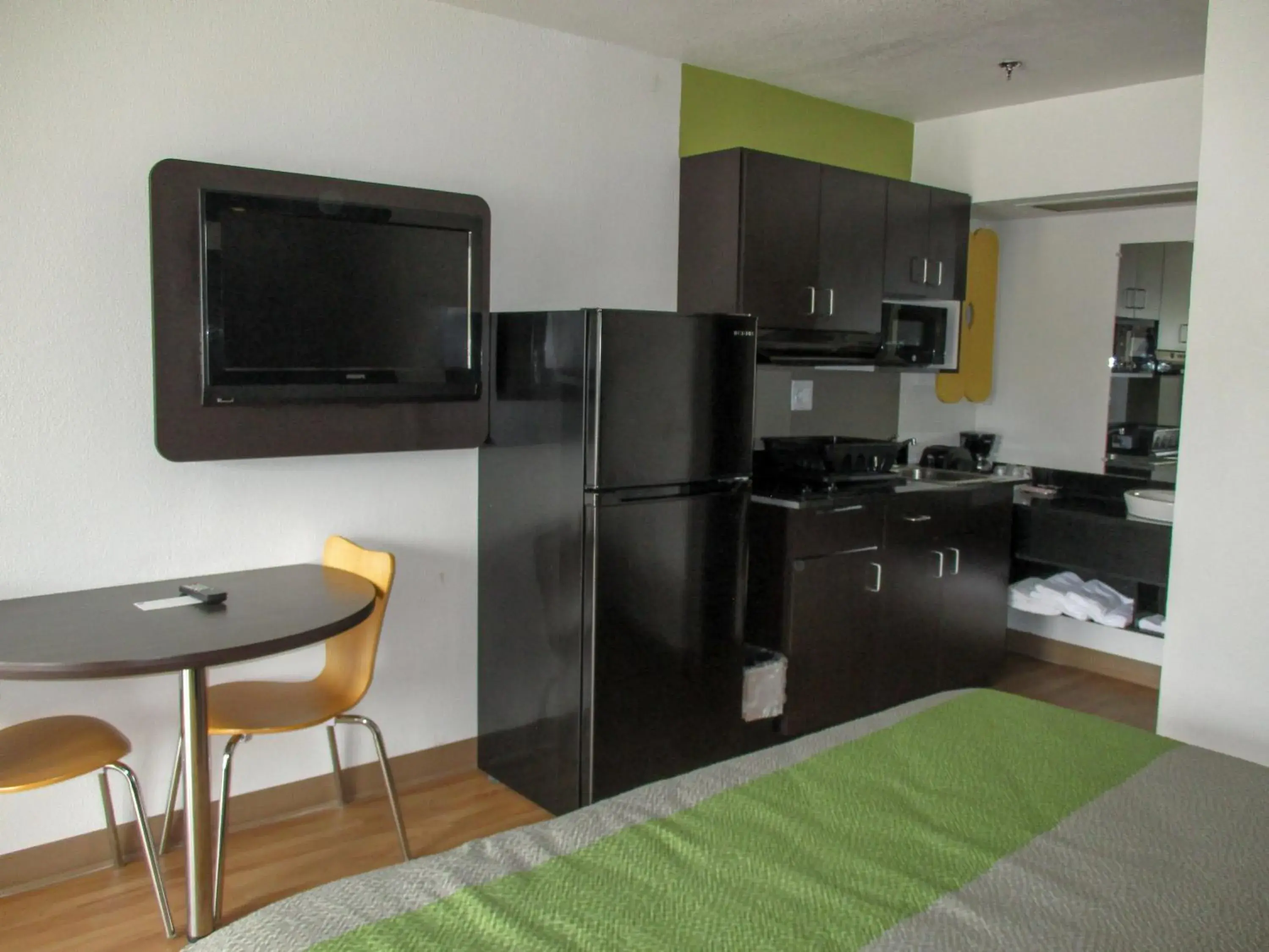 Kitchen or kitchenette, TV/Entertainment Center in Motel 6-Alexandria, LA - South