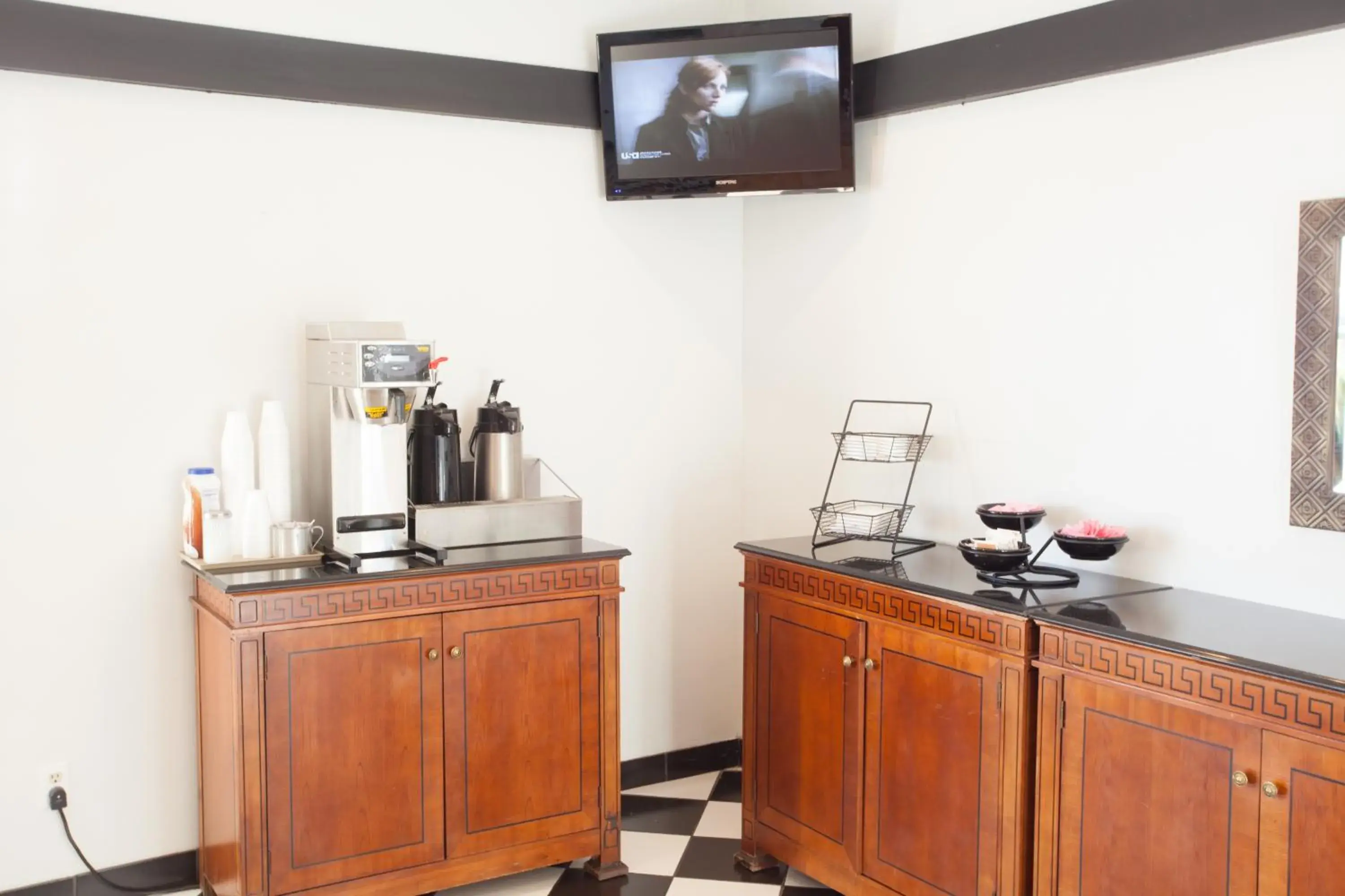 Coffee/tea facilities, Kitchen/Kitchenette in Aviation Inn