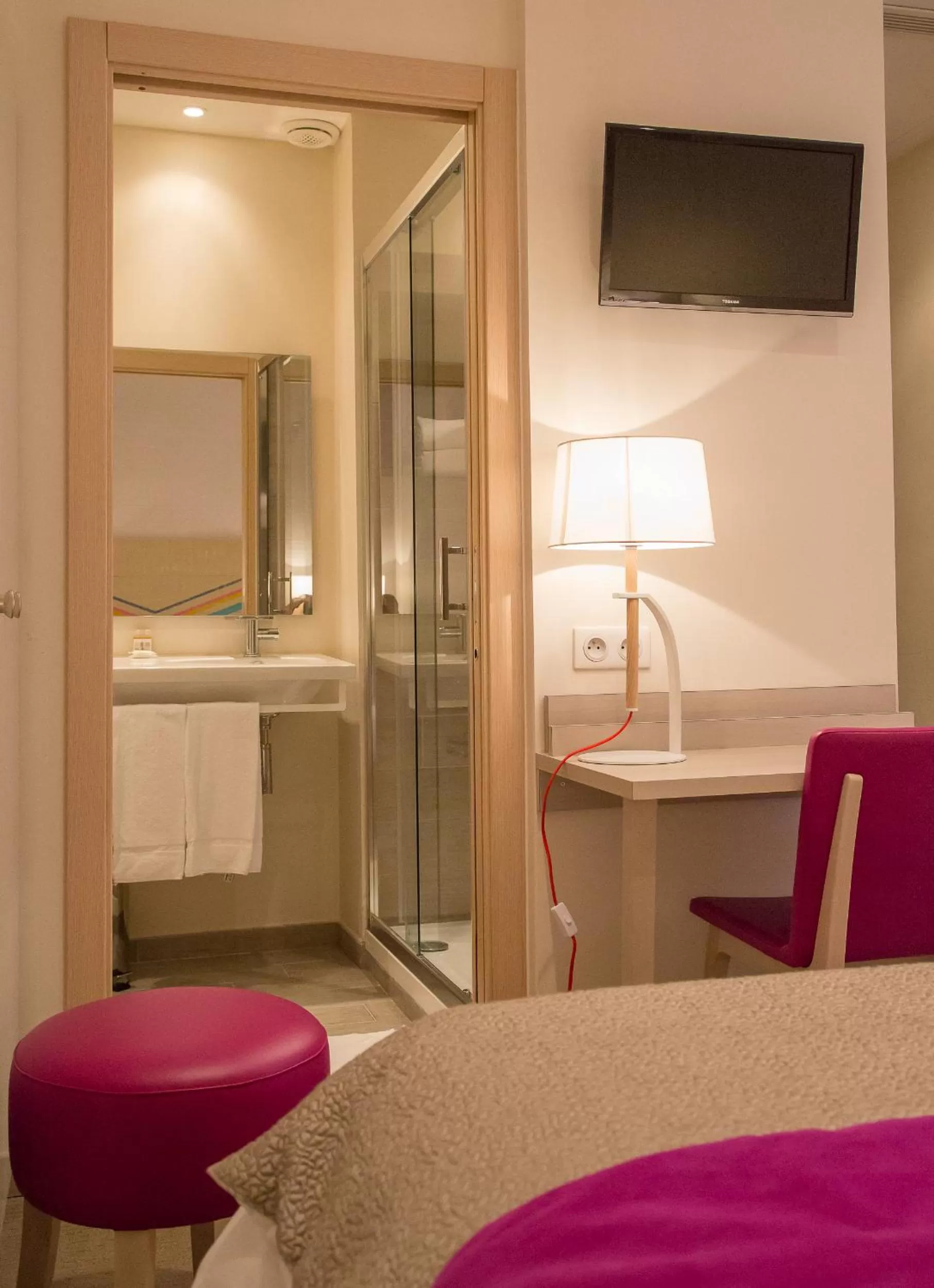 Bedroom in Best Western Hotel du Roy d'Aragon