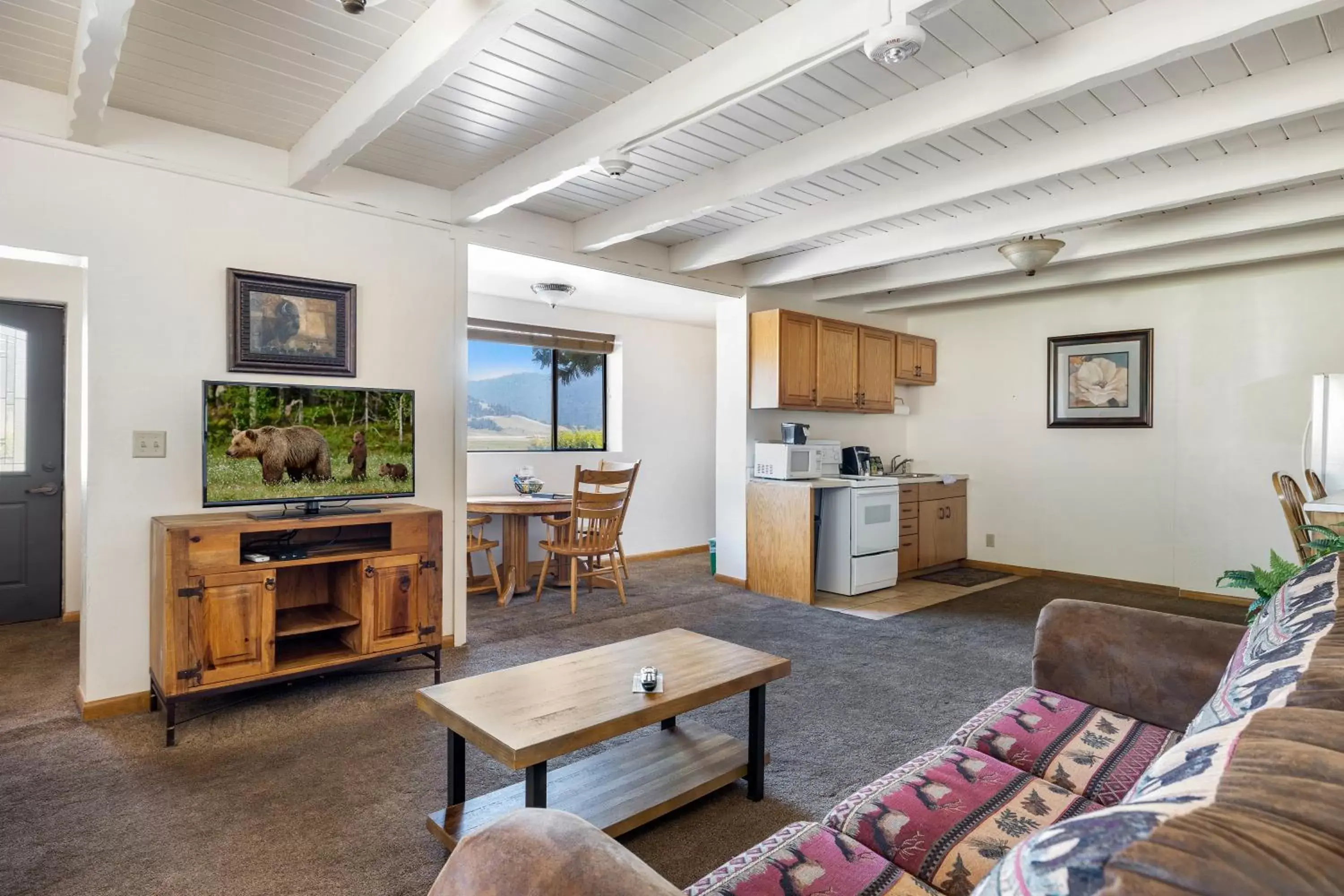 Kitchen or kitchenette, Seating Area in Elk Refuge Inn