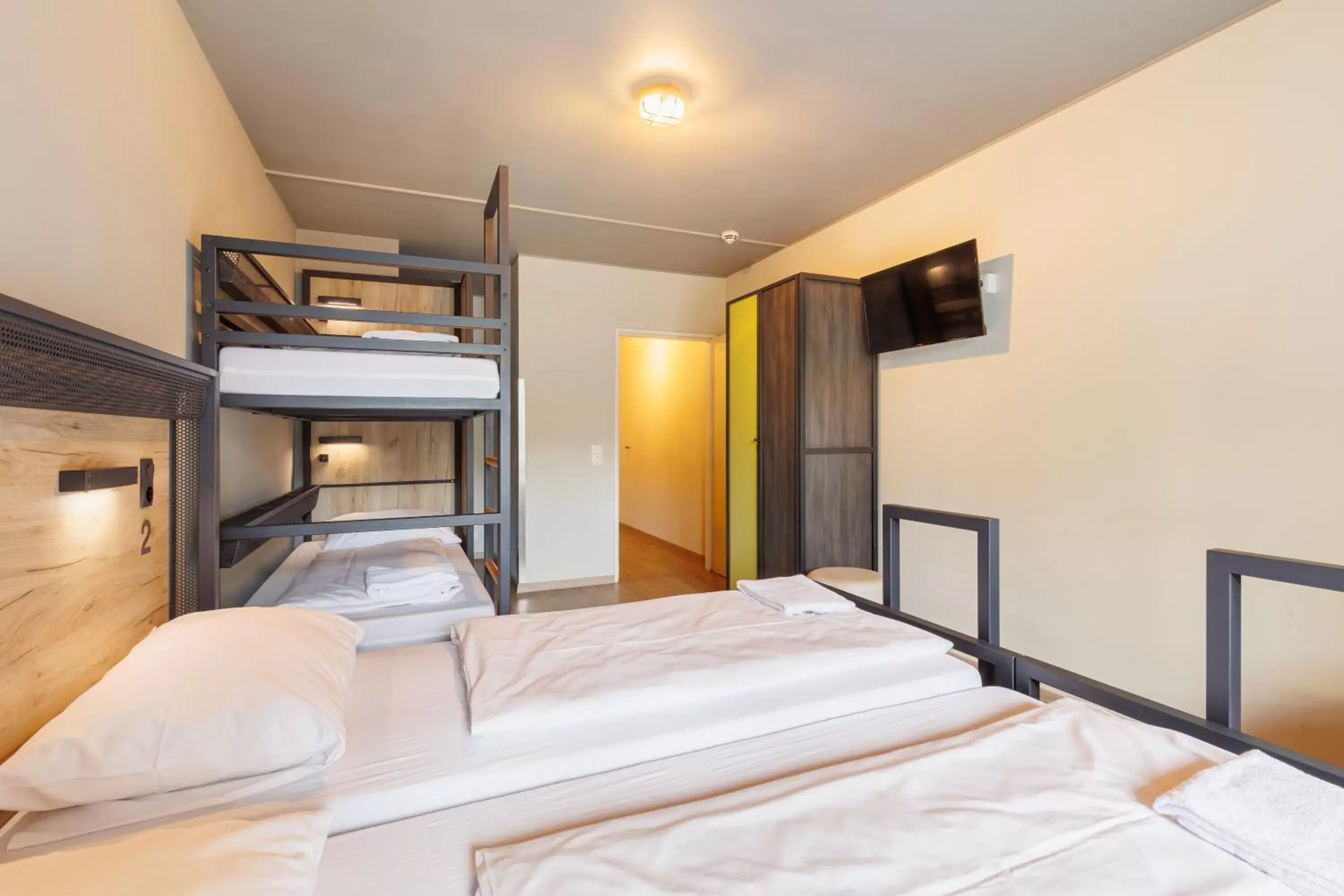 TV and multimedia, Bed in a&o München Hackerbrücke TV and multimedia, Bed in a&o München Hackerbrücke