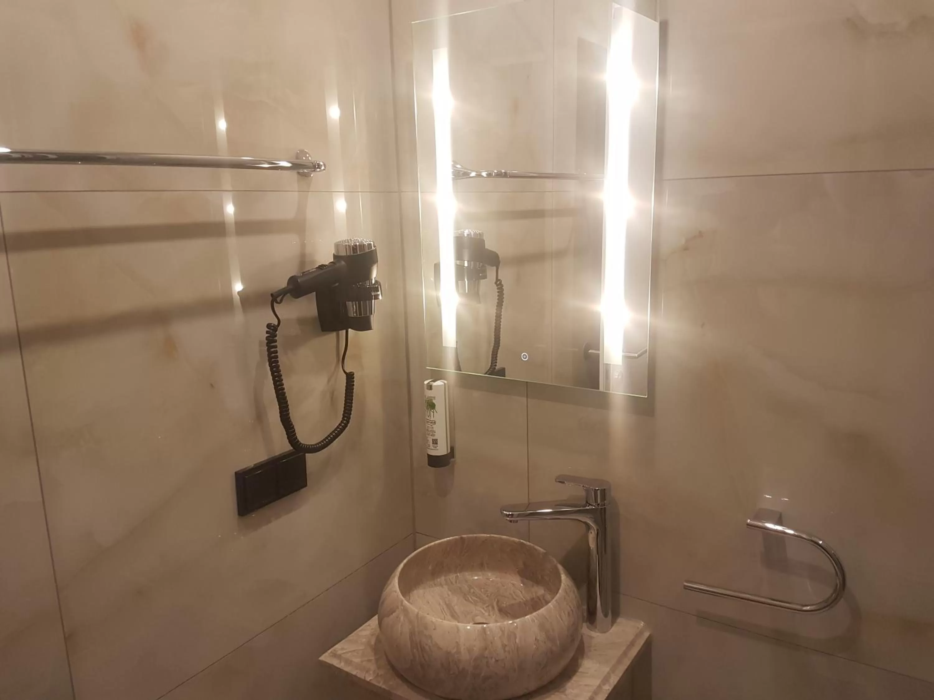 Bathroom in Elbgalerie Hotel