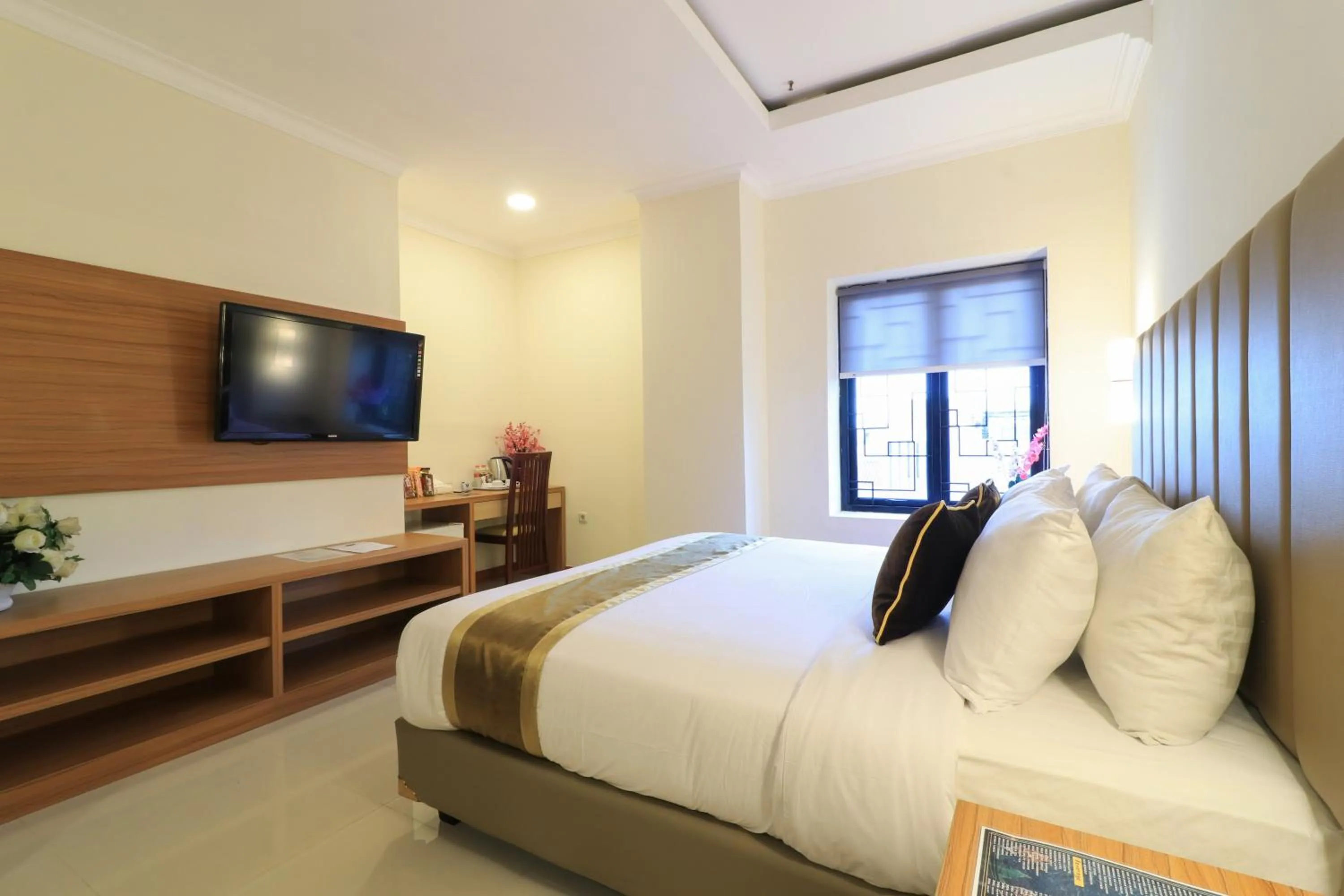 Photo of the whole room, Bed in Coins Hotel Jakarta