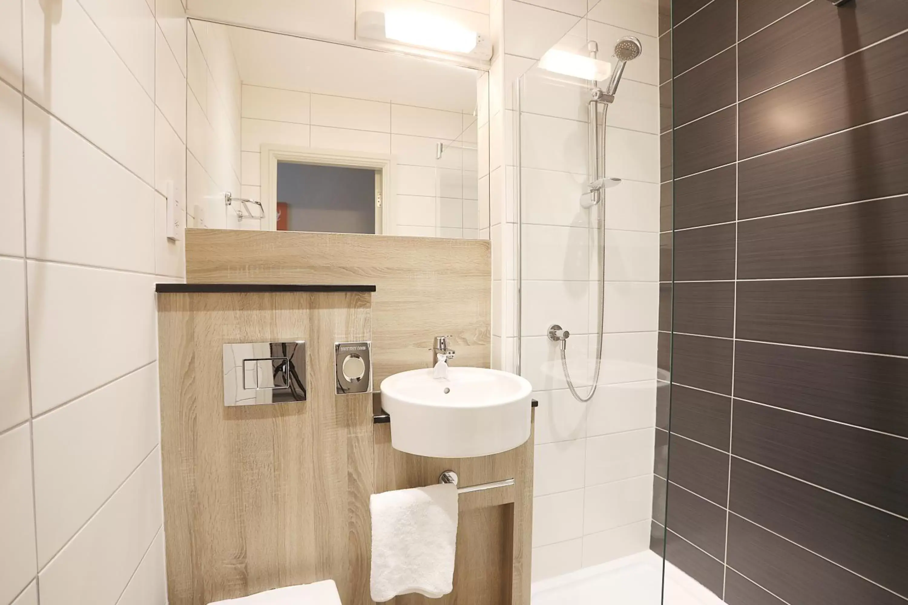 Shower, Bathroom in Cairn Hotel & Apartments