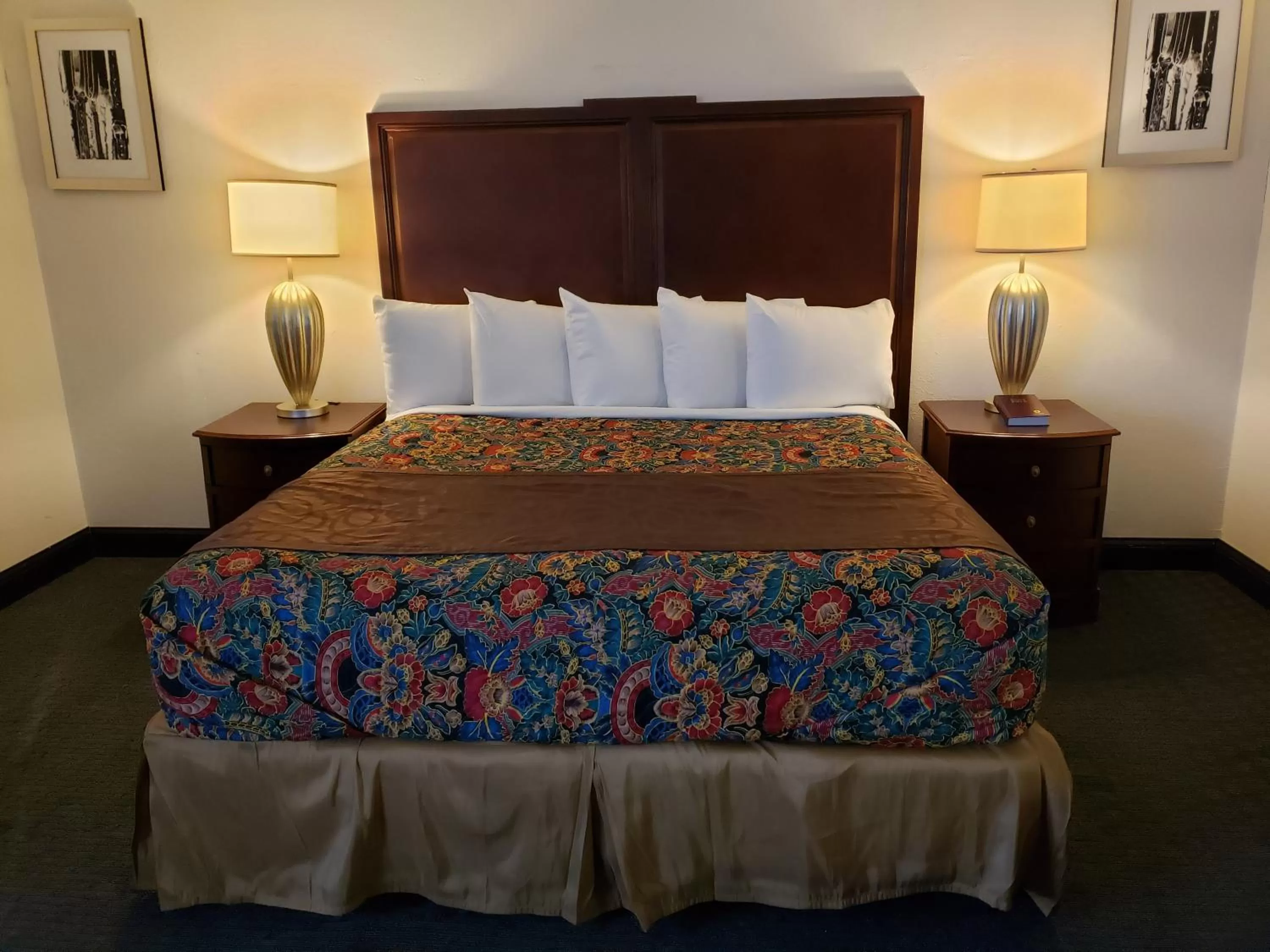 Bedroom in Travelodge by Wyndham Brooklyn Center