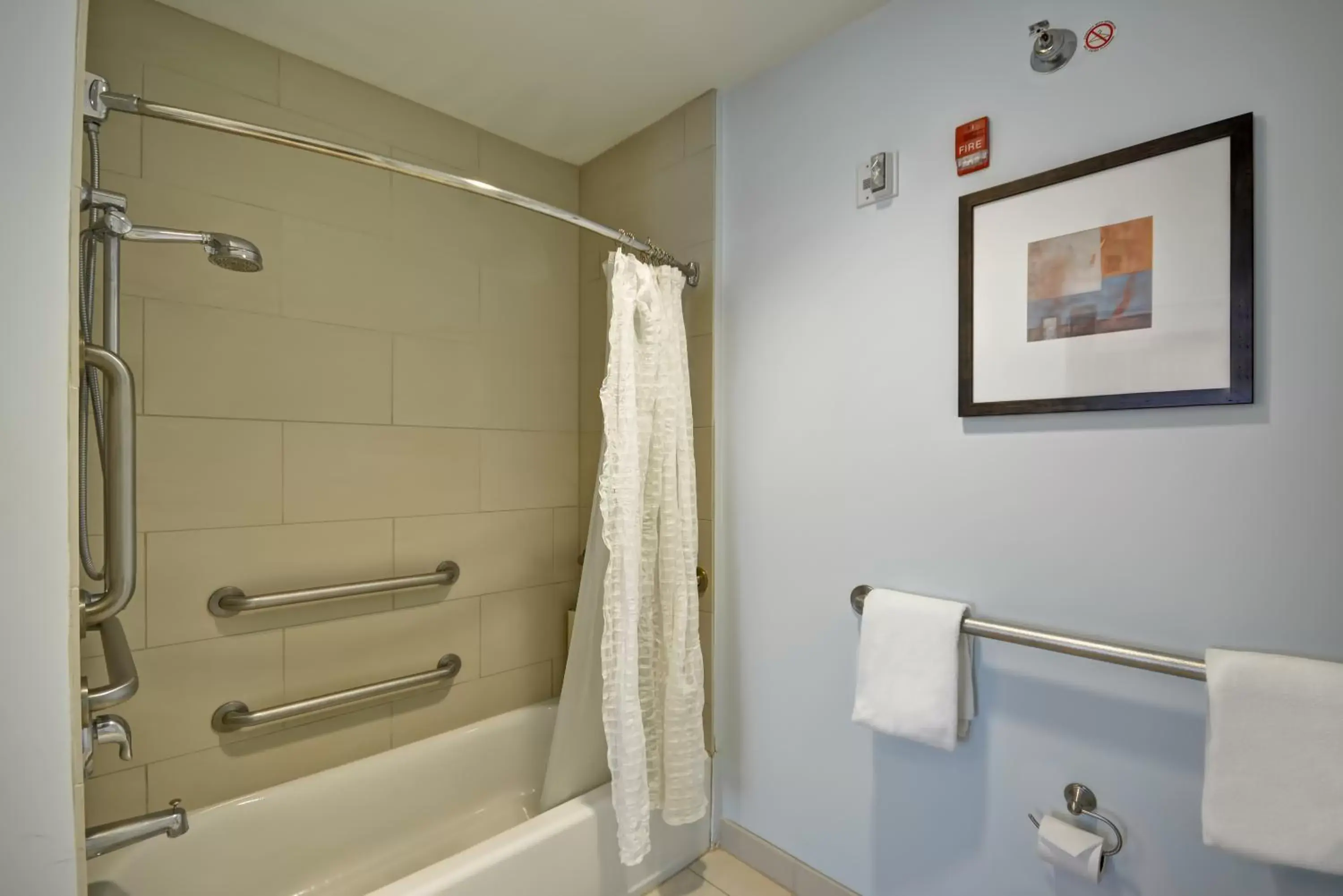 King Room with Accessible Tub - Disability Access in Hyatt House Naperville/Warrenville King Room with Accessible Tub - Disability Access in Hyatt House Naperville/Warrenville