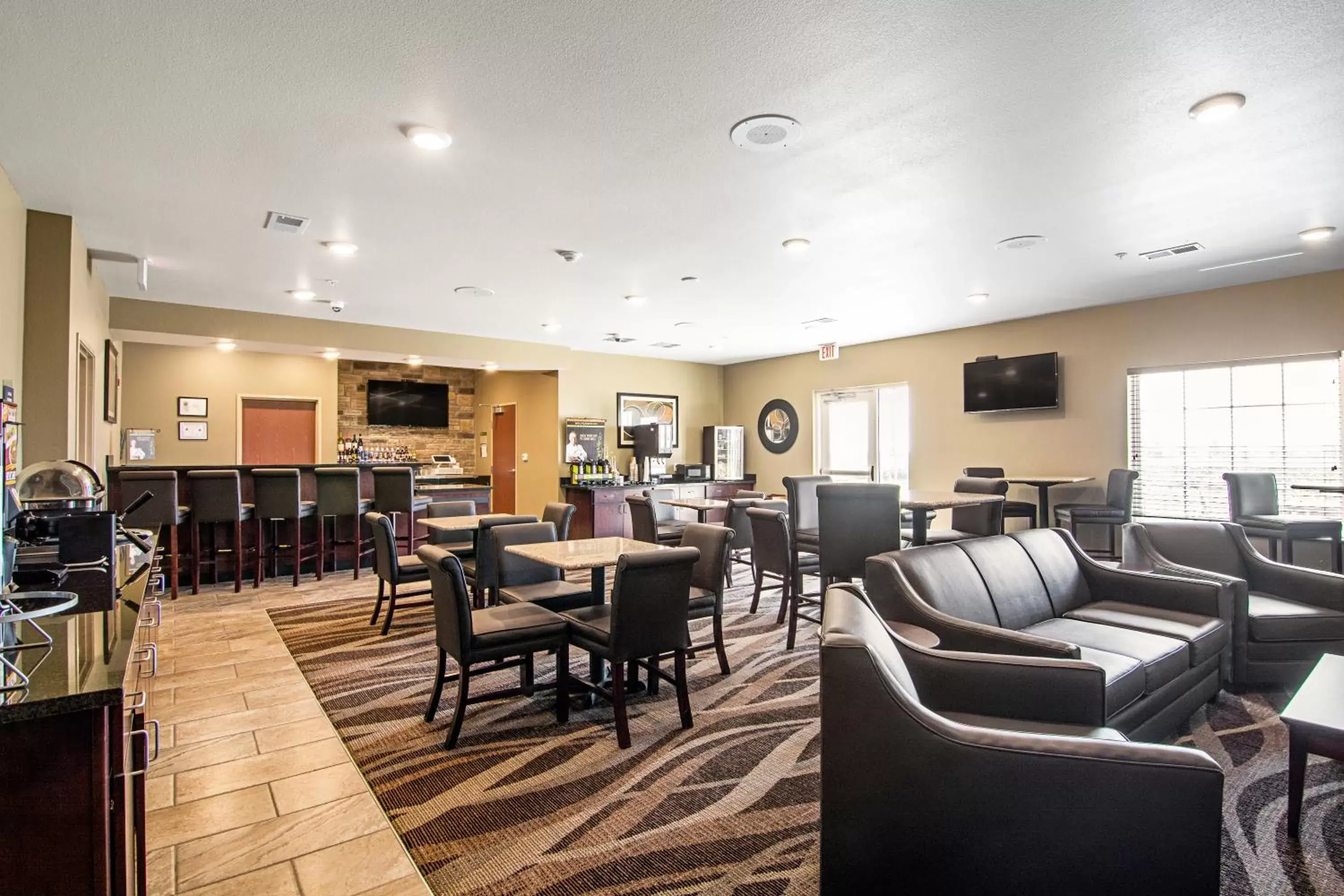 Communal lounge/ TV room, Restaurant/Places to Eat in Cobblestone Hotel & Suites - Paxton