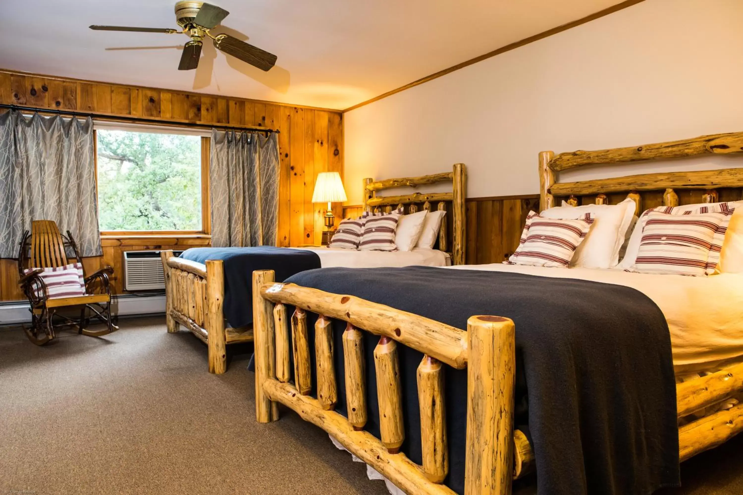 Bedroom, Bed in Garnet Hill Lodge