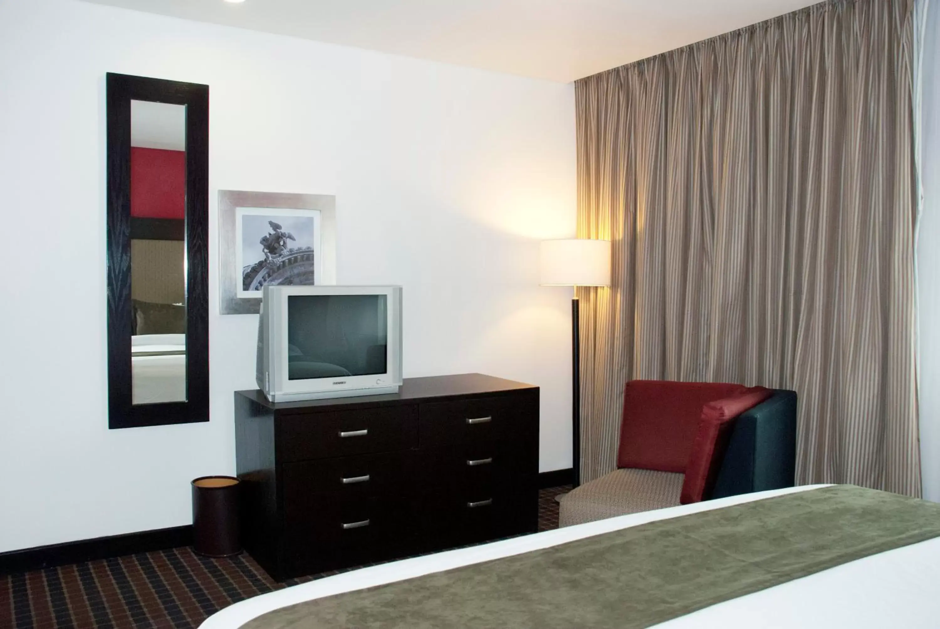 Bedroom, TV/Entertainment Center in Hotel & Suites PF