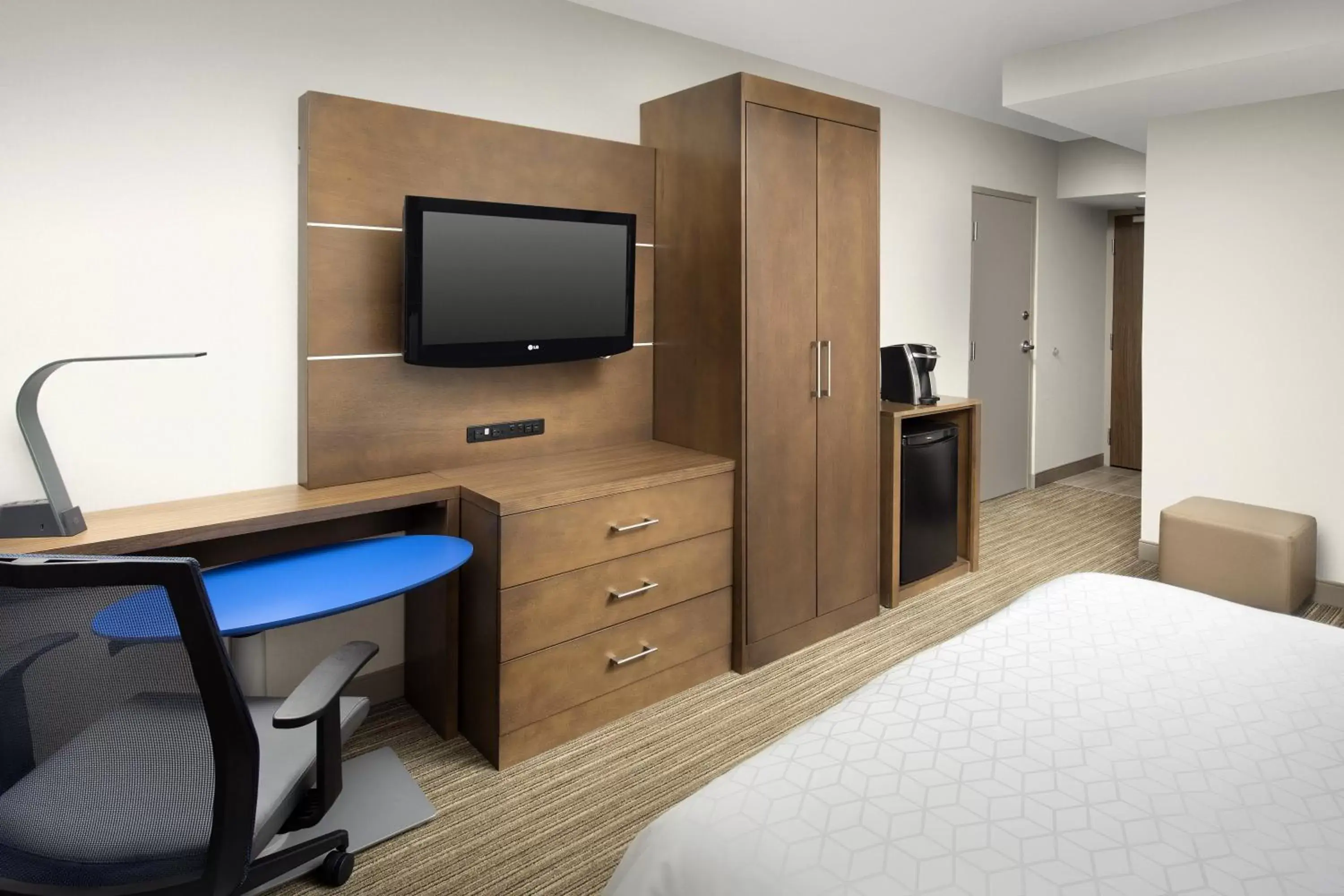 Photo of the whole room, TV/Entertainment Center in Holiday Inn Express Andover North - Lawrence, an IHG Hotel