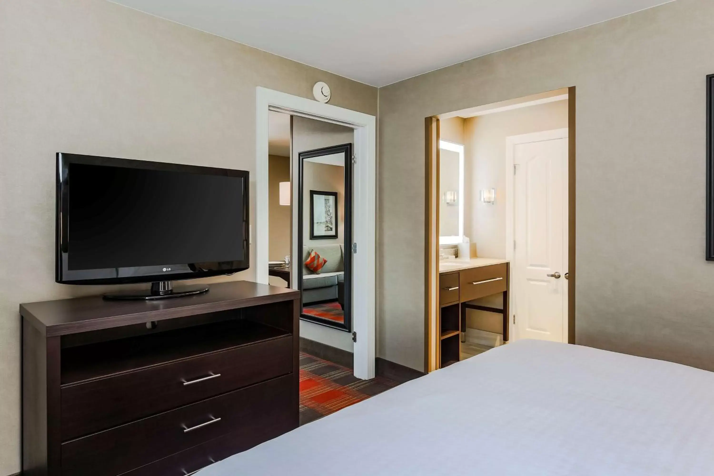 Bed, TV/Entertainment Center in Homewood Suites by Hilton Long Island-Melville