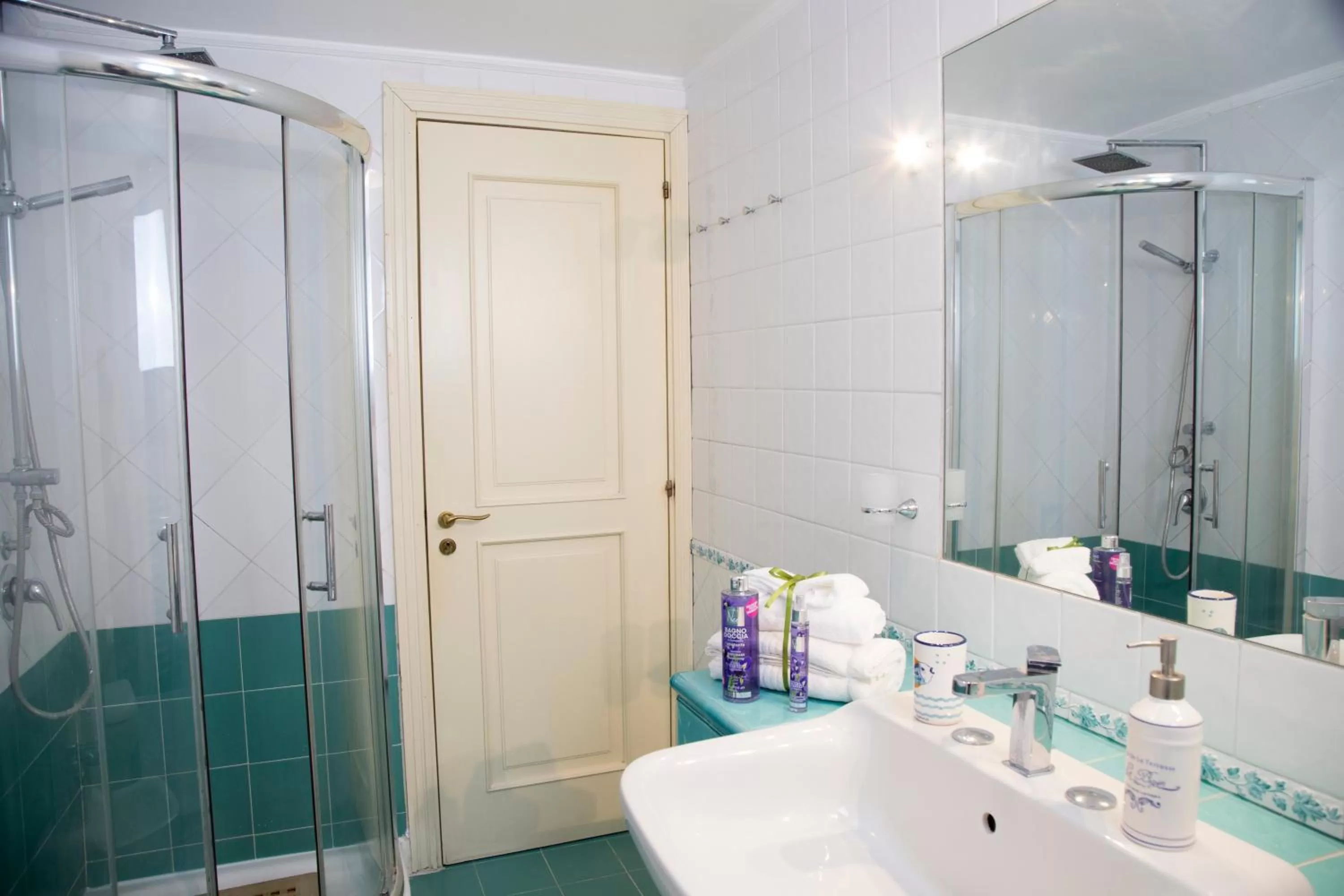 Shower in La Casa Del Sole A Mergellina