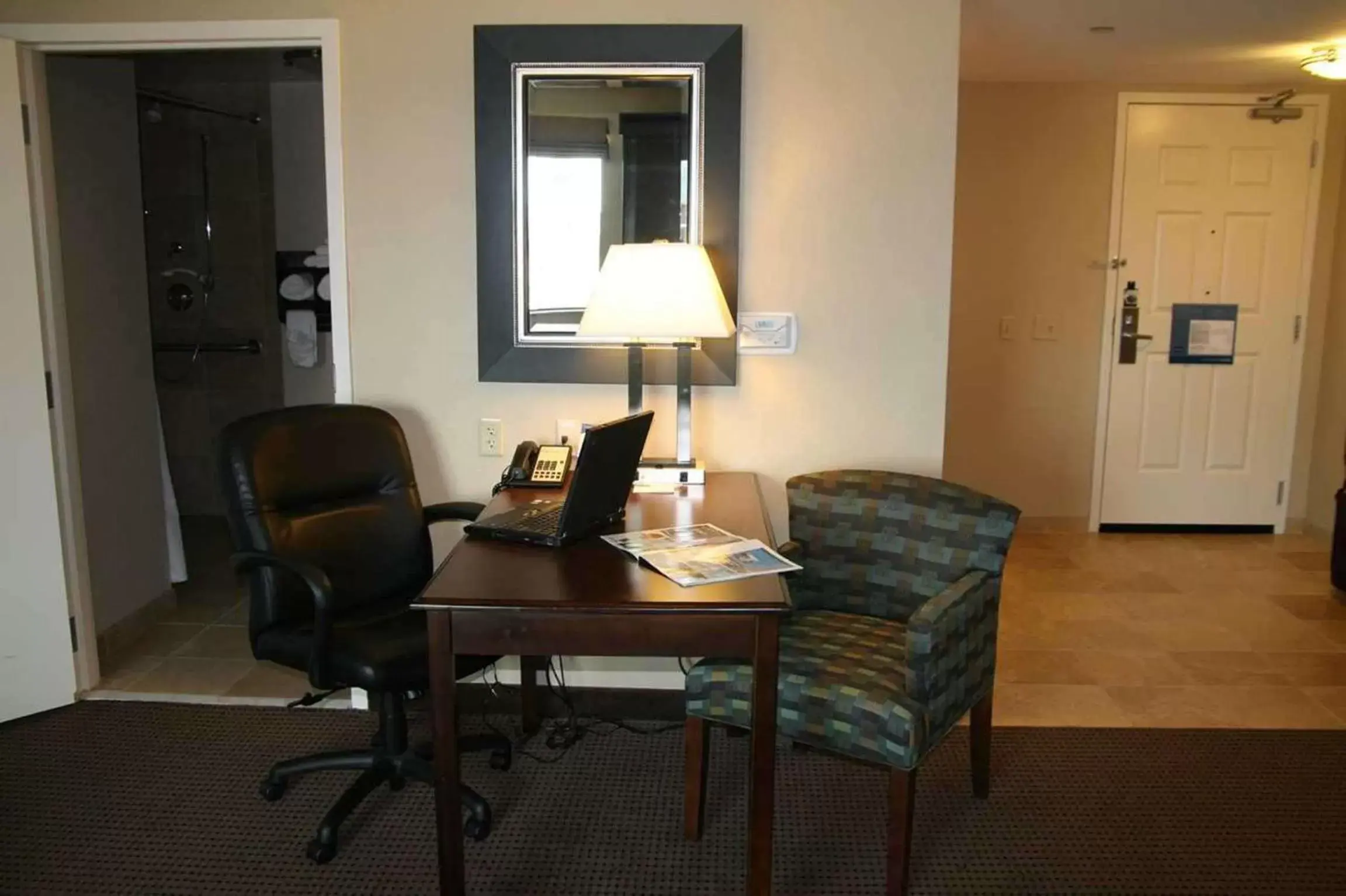 Living room, Seating Area in Hampton Inn & Suites Omaha-Downtown