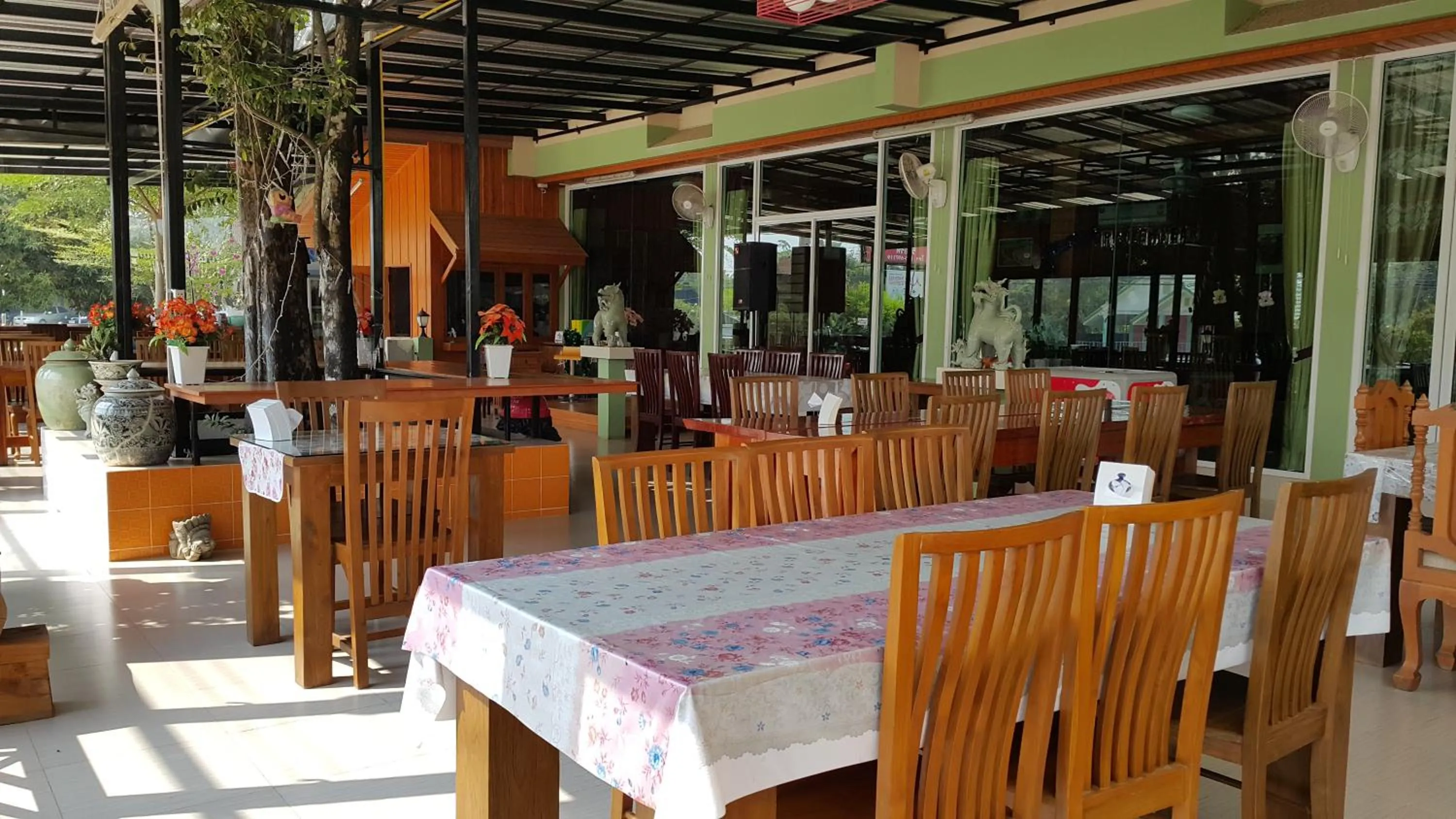 Restaurant/places to eat in Ruen Narisra Resort