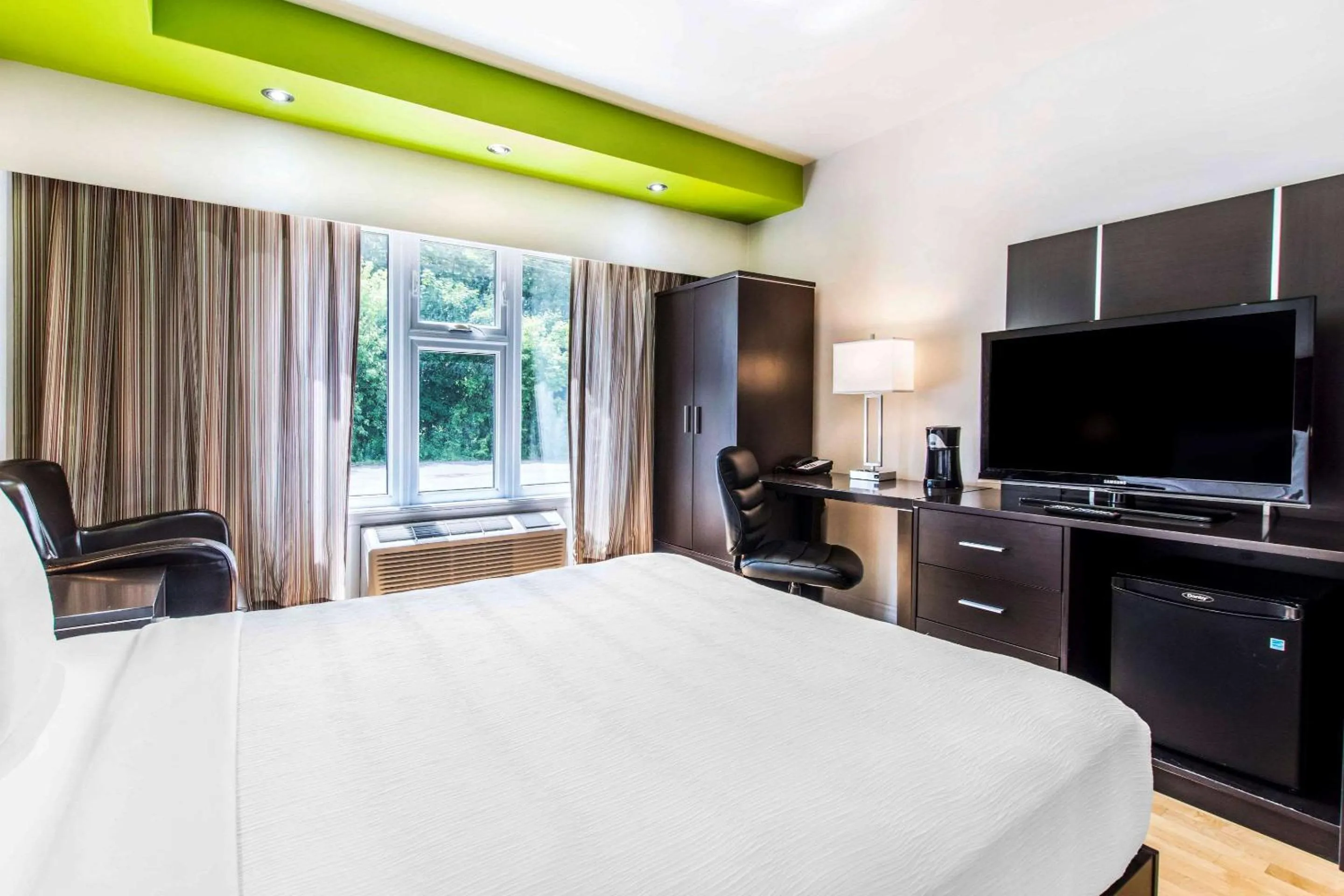 Photo of the whole room, Bed in Travelodge by Wyndham Trois-Rivieres