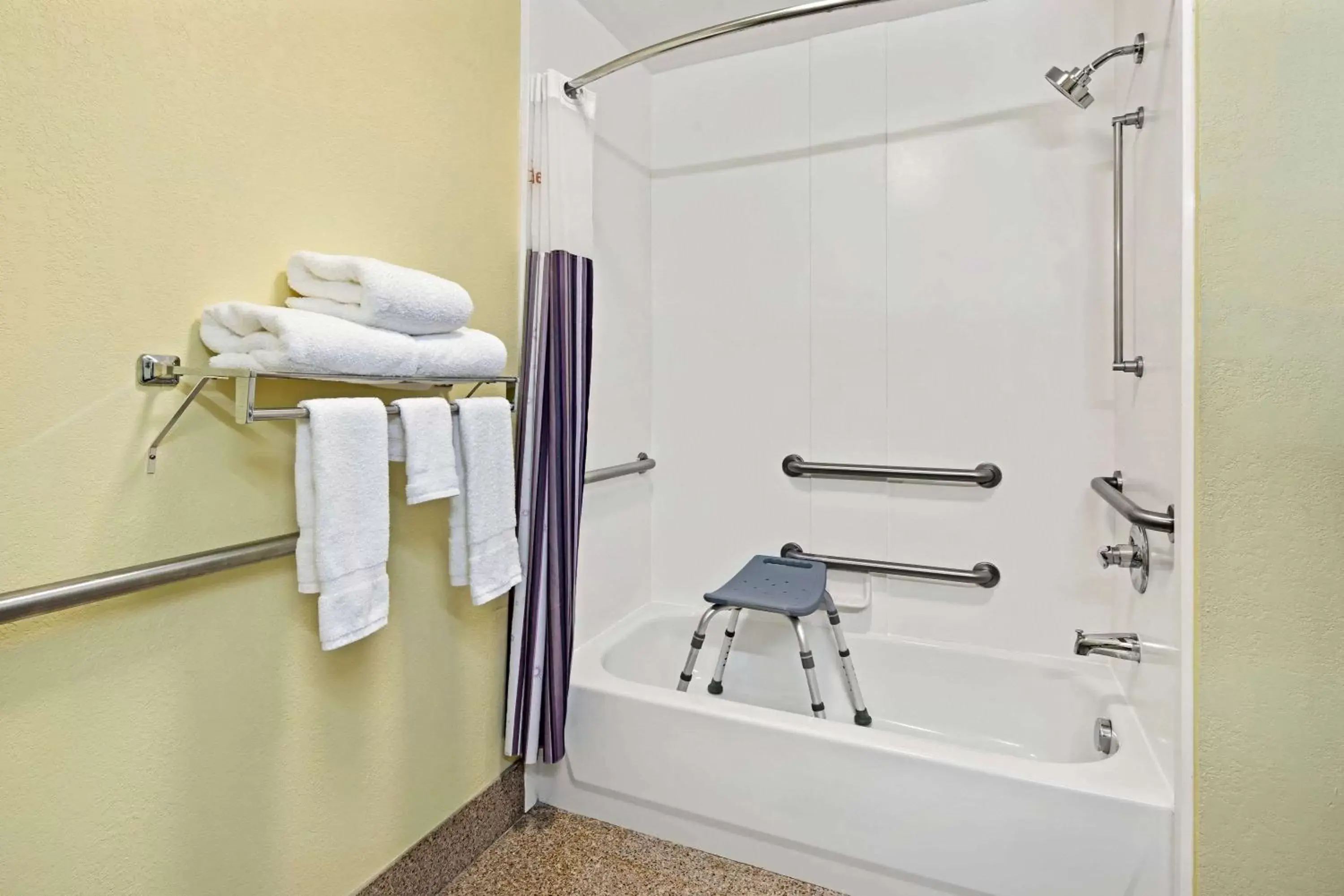 Bathroom in La Quinta by Wyndham Atlanta South - Newnan