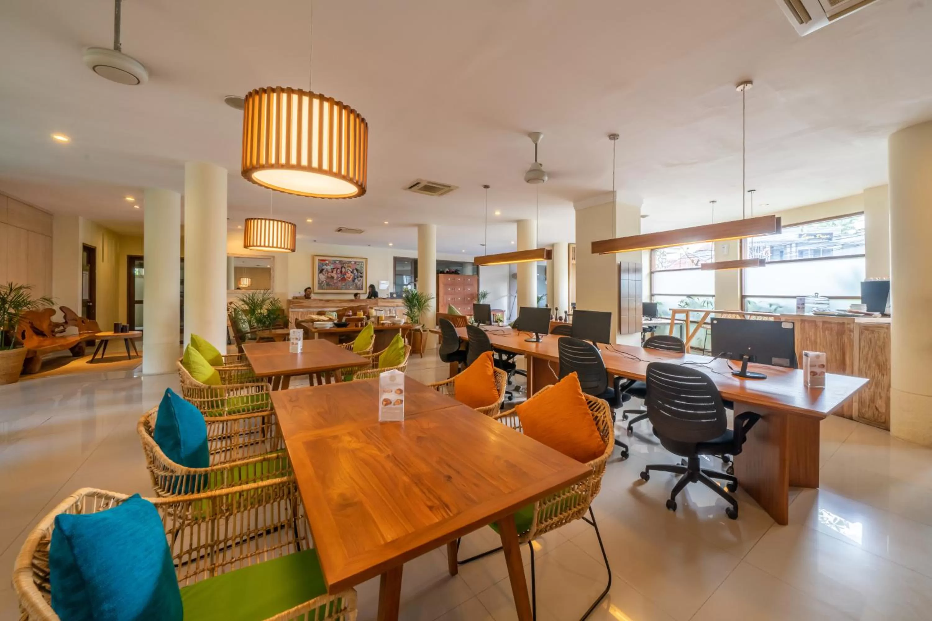 Restaurant/places to eat in Sara Residence by Nakula